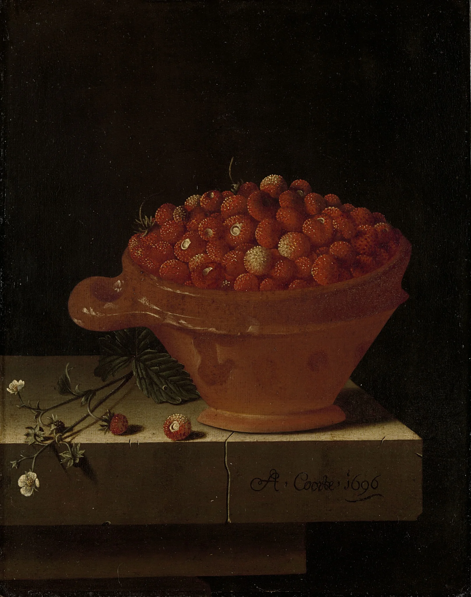 Een bakje aardbeien op een stenen plint, detail