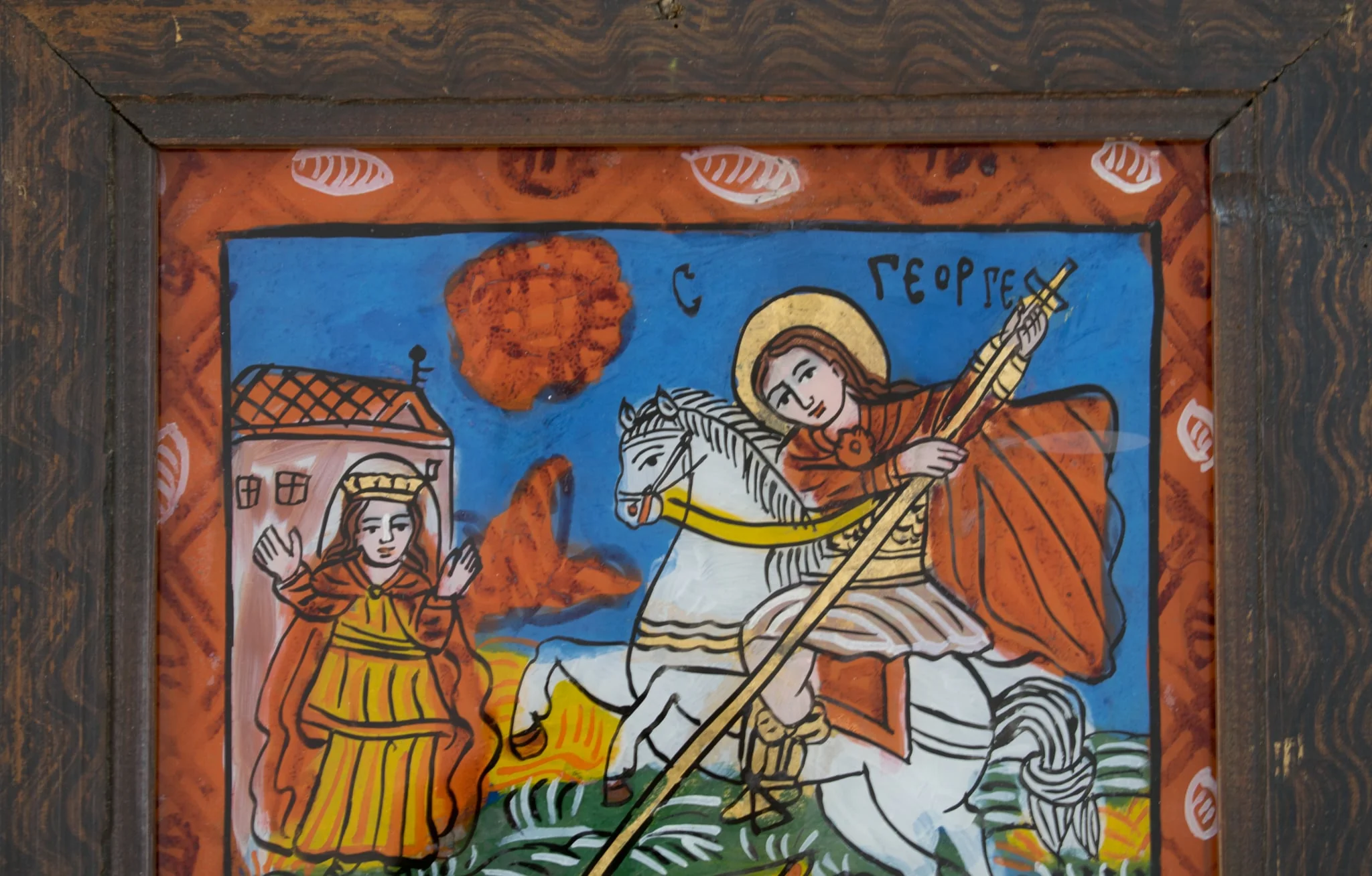 Icoana îl reprezintă pe sfântul Gheorghe omorând balaurul, în varianta mai elaborată, în care apare și fata de împărat și elemente etnografice locale. Sfântul, călare pe cal alb, plasat central. Veșmintele sunt asemănătoare celor ale soldaților chezaro-crăiești, cizme înalte, tunică scurtă, zale, mantie roșie fluturând în vânt. Are capul descoperit, plete lungi, castanii, ochi mari, gura roșie, trăsăturile bine definite, expresive. În mână ține o suliță lungă, cruciformormă,aurită, cu care omoară balaurul înaripat, căzut la pământ, scoțînd limbi ascuțite. Calul este alb, capul mic, coada înnodată. Relieful este realizat prin linii albe) și vrâste de culoare(verde, galben,roșu), marcate cu motive fitomorfe. Câmp albastru închis, înviorat de o floare roșie. În partea stângă, în plan îndepărtat, în fața palatului sugerat printr-o clădire simplă,albă, înaltă, cu acoperiș de olane roșii, se află fata de împărat pe care o salvează sfântul conform legendei. Întreaga compoziție este încadrată de un chenar rectangular de culoare roșie, decorat cu o spirală de nuanță asemănătoare și mici ovale hașurate cu alb. Desenul complicat, tușa groasă, culorile intense, asemănător vitraliilor. Umplerea cu culoare neglijentă indică o producție de serie. Rama din lemn de brad, cafeniu închis, decorată unda apei. Dosul este realizat din două scândurele de brad dispuse orizontal., detail