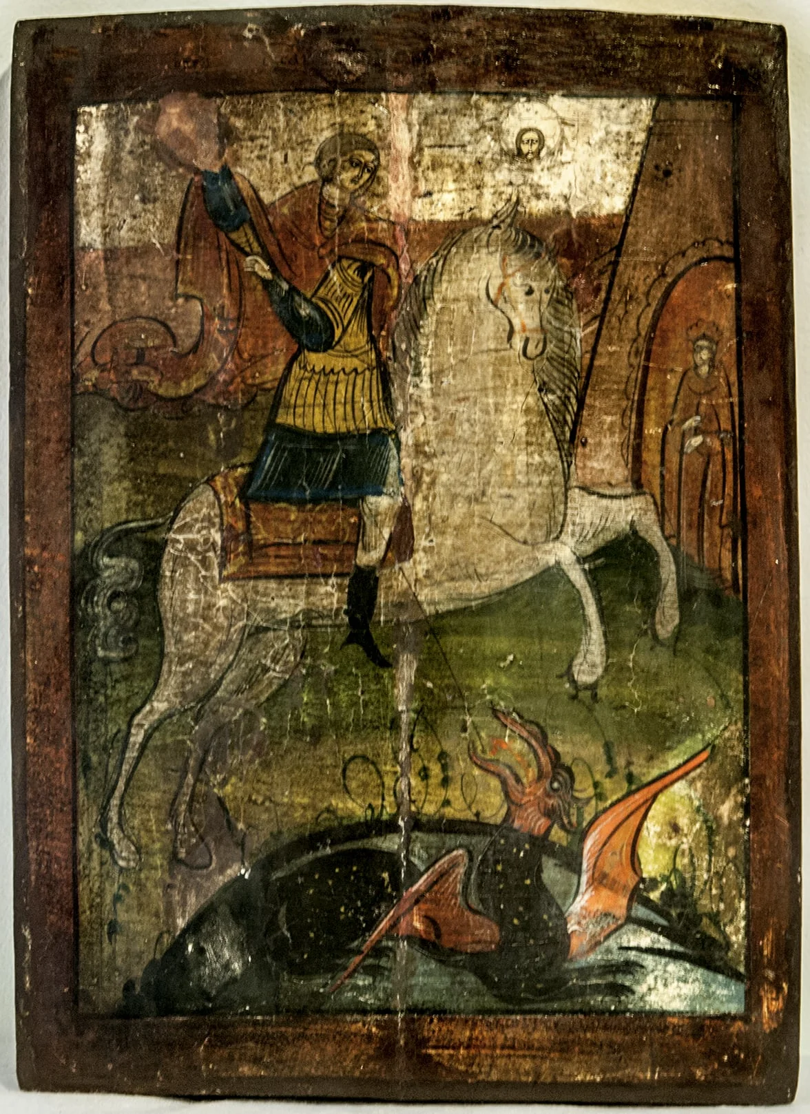Tema iconografică este "Sfântul Gheorghe omorând balaurul". În prim plan, Sf. Gheorghe, în veșminte ostășești, călare pe un cal alb, cambrat, ridicat în două picioare, omoară balaurul plasat în registrul inferior. Veșmintele sfântului au o tentă țărănească(tunica albastră acoperită 3/4 de lorica argintie, pantaloni albi, cu motiv floral, cizme înalte. Calul are ambii ochi vizibili, coama bogată, coada în fuior. Partea dinspre privitor a ansamblului cal cu călăreț este supradimensionată, creând o impresie optică de înălțare a sfântului. În partea dreaptă, fata de împărat pe care o salvează sfântul, sub portalul palatului. privind scena. Veșminte lungi, simple, coroană împărătească. Înveșmântată în haine simple, lungi, cu coroană pe cap, privește scena cu brațele la piept. În colțul din stânga dreapta sus, Iisus Hristos așa cum apare pe sfântul Keramion. Nimbul cruciger. Balaurul plasat în registrul inferior asemănător unui grifon, corp diform, terminat cu o coadă în săgeată, aripile și capul roșii. Motiv mai elaborat decât în alte icoane unde redarea balaurului este minimizată. Compoziția este dinamică, chipurile expresive, gesturile bine realizate. Linia desenului variază, contribuind la efectul optic. Fondul foiței argintii(superior), relief din benzi late în tonuri de brun, brun roșcat, galben, alb, verde, cu elemente de vegetație. Bordura roșiatică lată, specifică icoanelor de tip krashnuska. Inscripție pe chenar, în partea superioară., detail