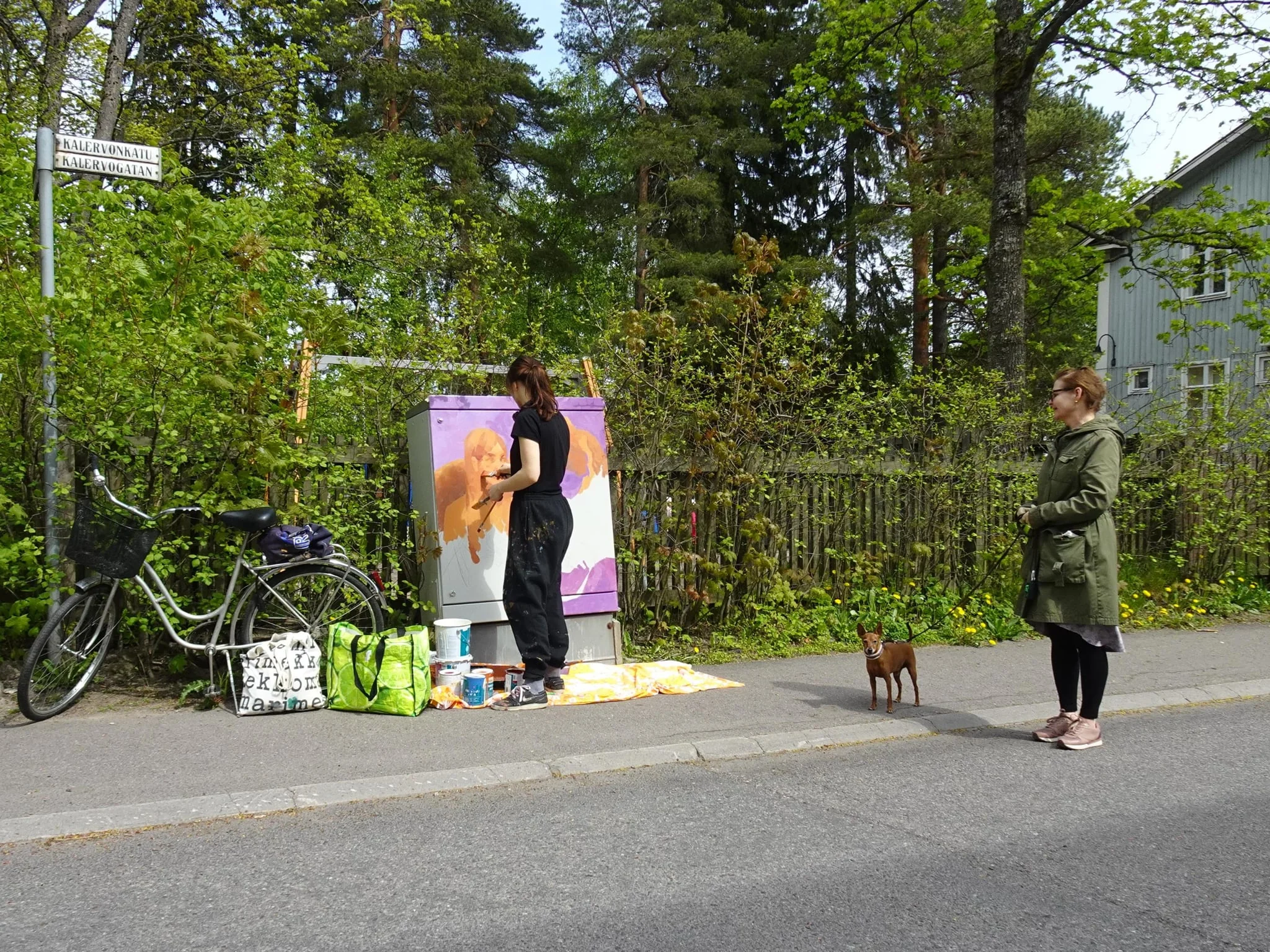 Sähkökaappiteosta maalataan Kalervonkadulla., detail