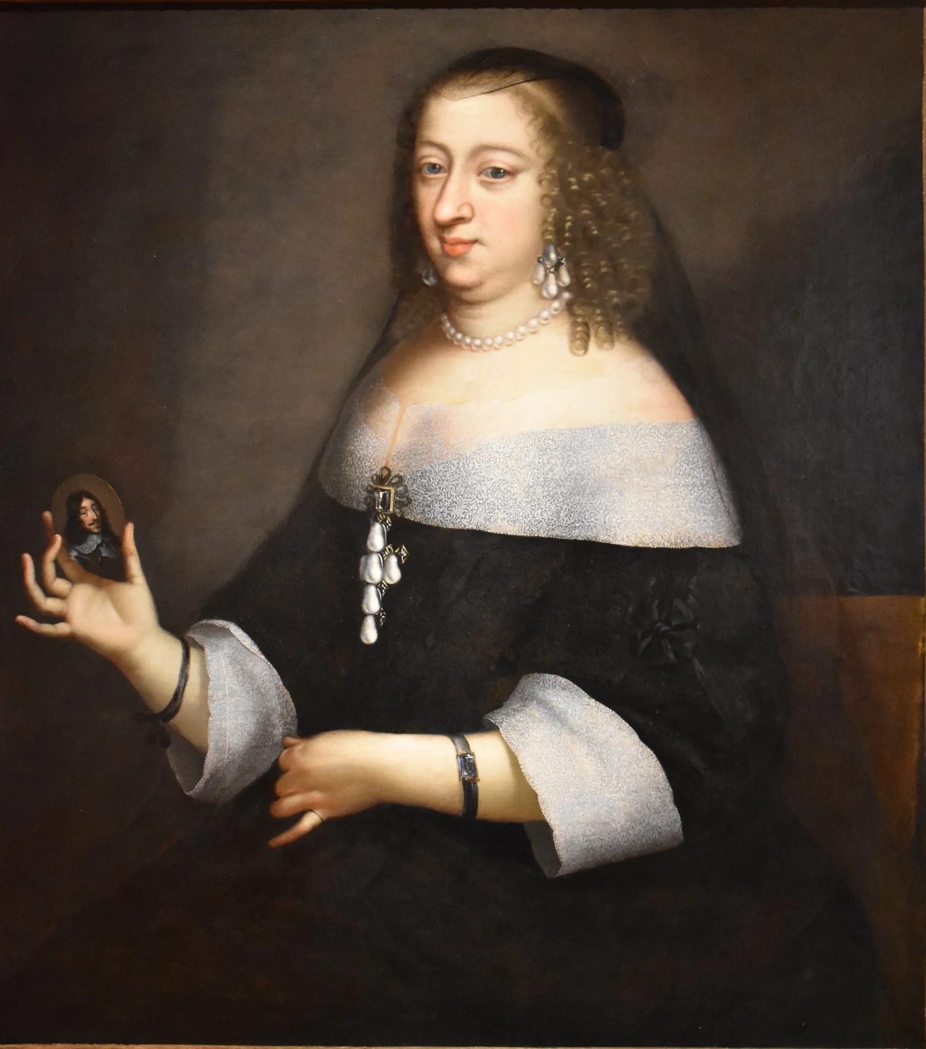 Anne d'Autriche endeuillée présentant le portrait en miniature de Louis XIII, detail