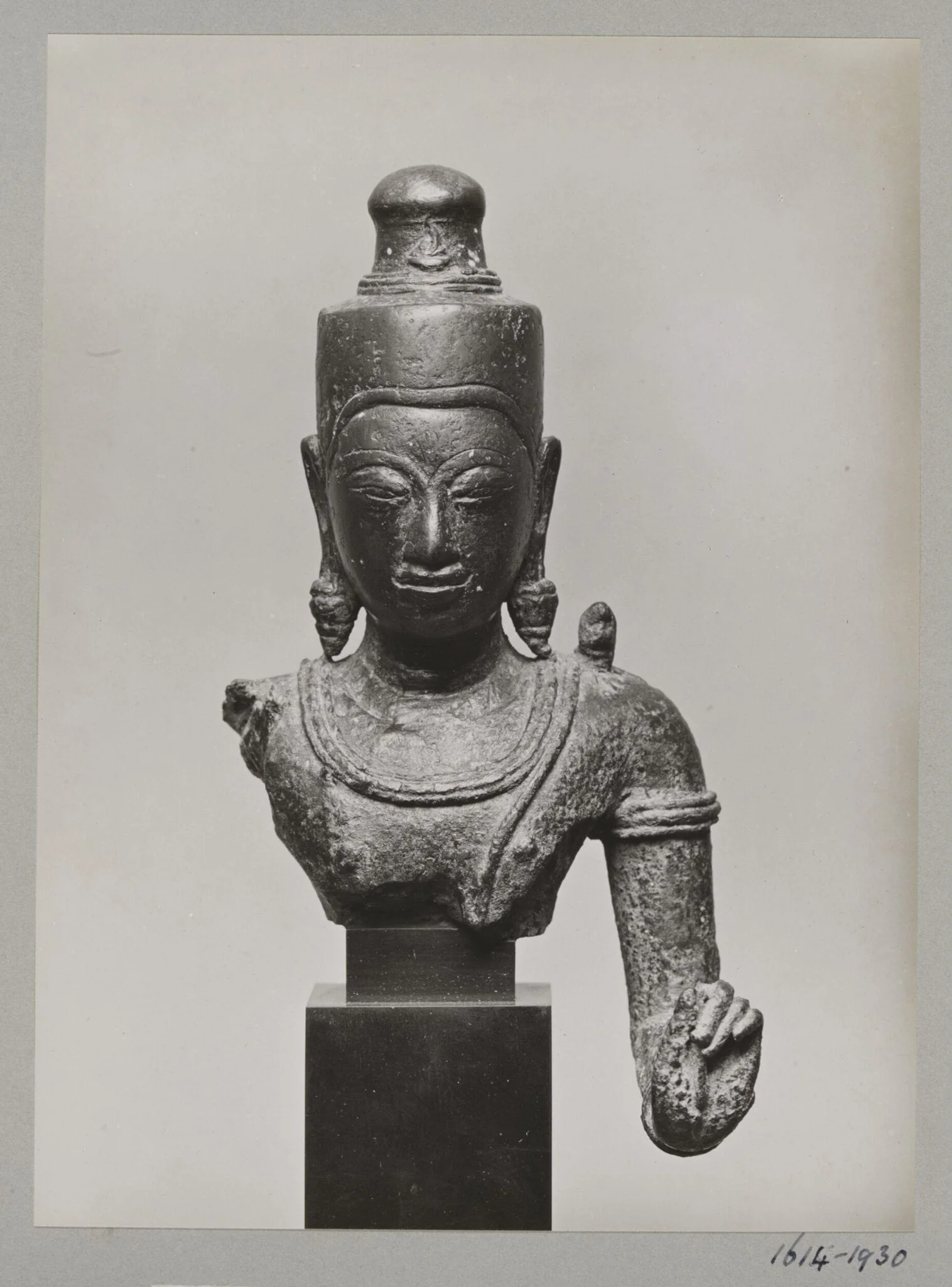 Bronze Cambodian sculpture of Buddha, ca. 13th century, V&A Museum, London, detail