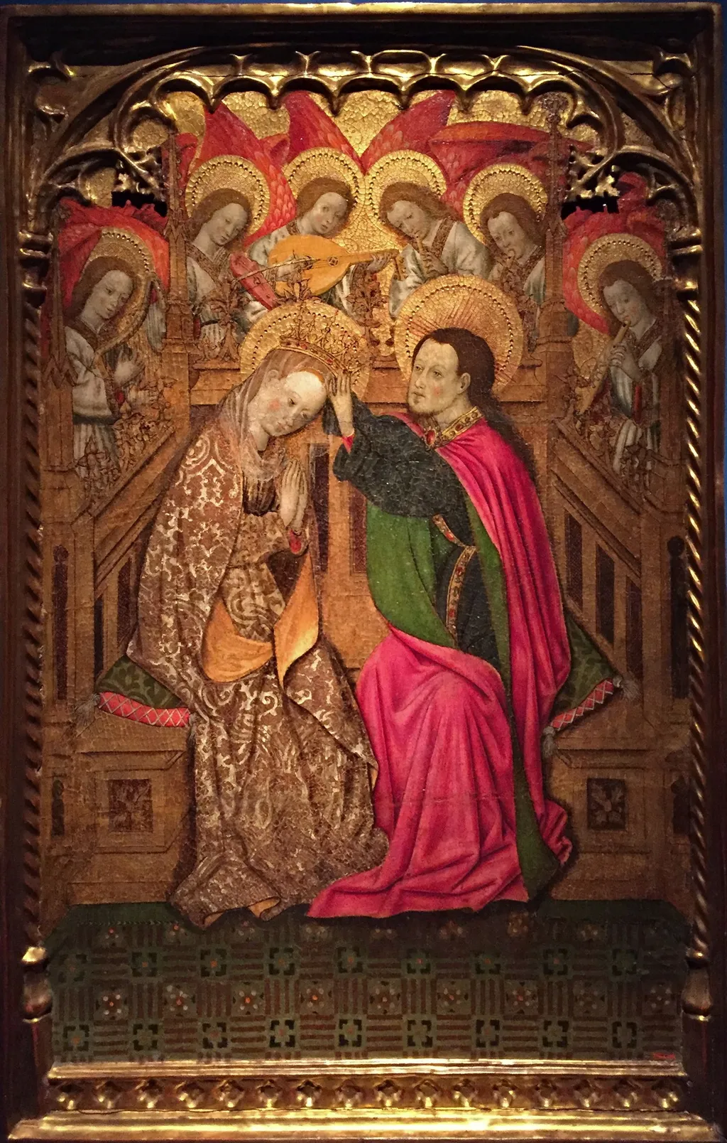Coronació de la Mare de Déu amb àngels músics, by Bernat Martorell, tempera, 1440