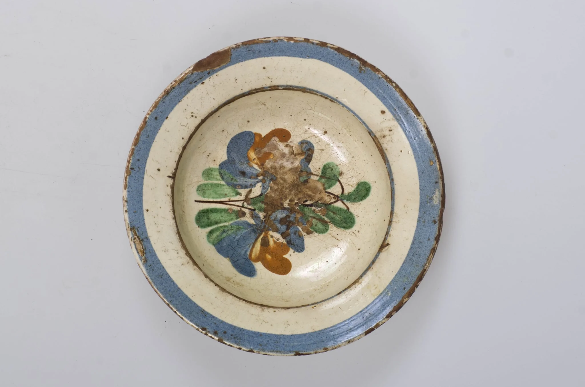 Vasul are formă tronconică, adâncit. Este smălțuit în interior și decorat cu motive floral-vegetale pe fundul vasului și pe margine cu motive geometrice realizate sub forma a trei cercuri concentrice, unul dintre cercuri mai îngroșat și dispus pe buza vasului. Cromatică: fond cărămiziu (exterior); fond alb (interior); albastru; verde; maro., detail