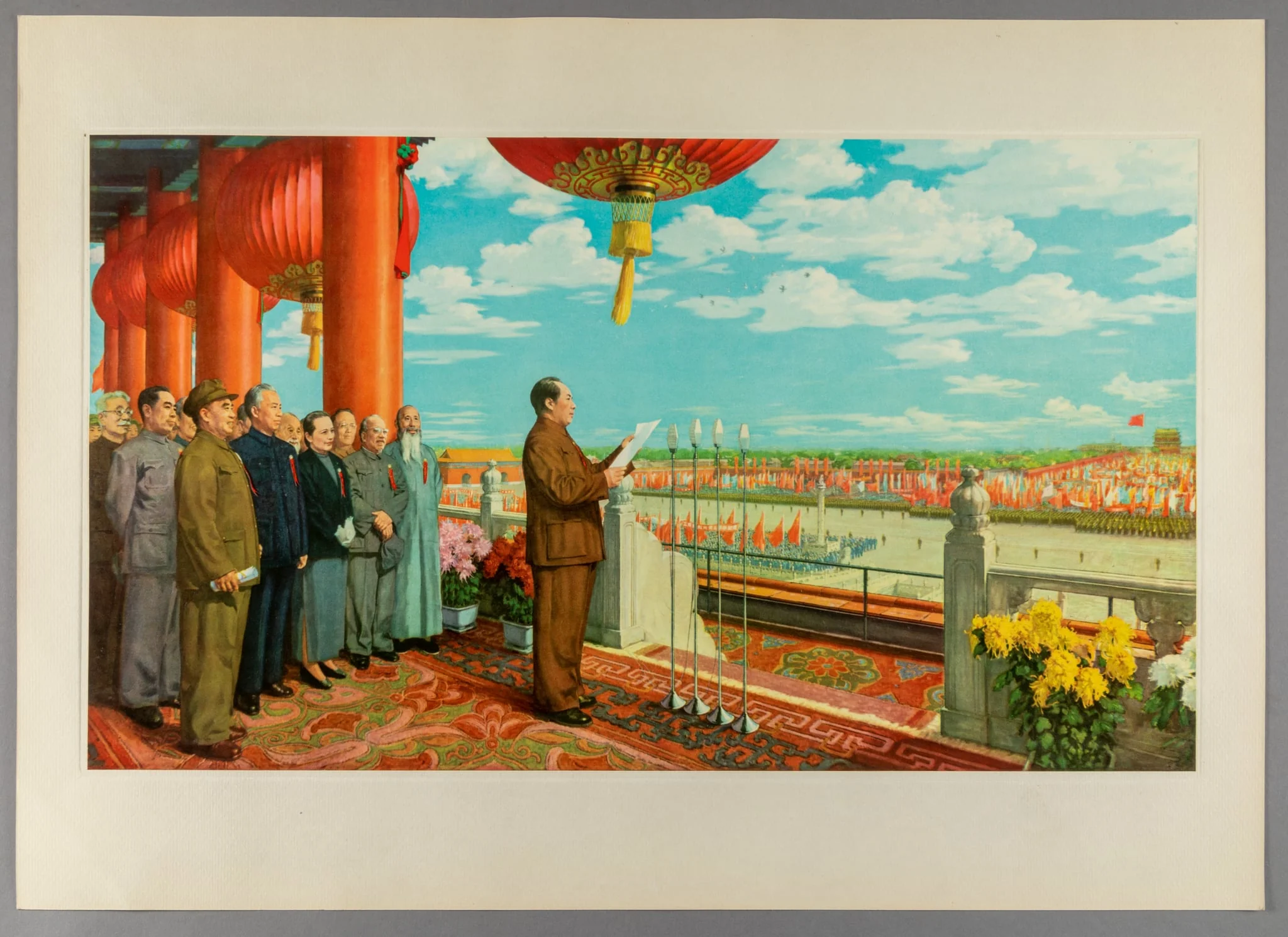 Reproducere după o pictură în ulei cu titlul „Ceremonia de proclamare a Republicii Populare China” realizată de Tong Hsi-wen și datată în 1951. Comemorează proclamarea Republicii Populare Chineze, de către liderul comunist Mao Zedong, pe 21 septembrie 1949. Exemplarul a fost oferit lui Nicolae Ceaușescu, secretar general al Partidului Comunist Român; șeful de stat al Republicii Socialiste România, ca parte a unui album ce conține un catalog quatrolingv (franceză, spaniolă, engleză, chineză) și alte 9 reproduceri după picturi cu semnificație istorică pentru mișcarea comunistă în RP China., detail