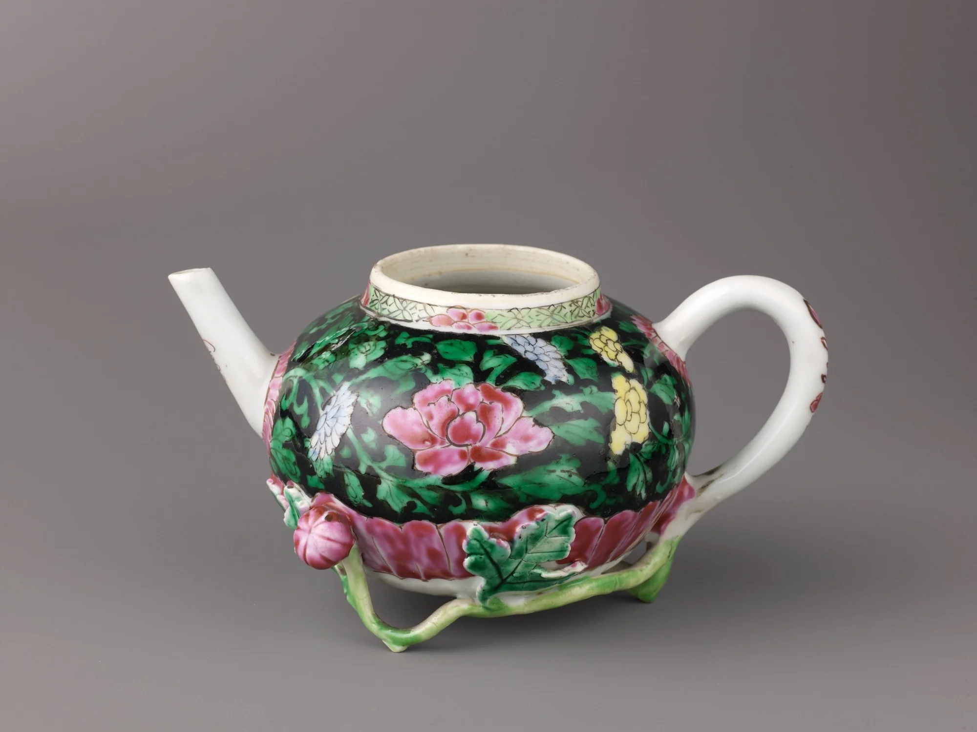 Teapot (a) and saucer (b), detail