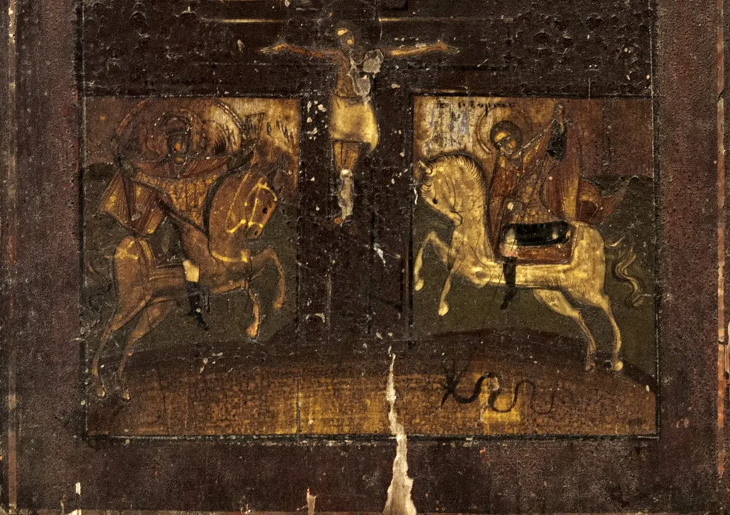 Răstignirea lui Iisus Hristos plasată pe un câmp central sub formă de cruce, împarte spațiul pictural în patru casete dreptunghiulare, Iisus Hristos răstignit pe crucea cu 6 brațe (specifică ortodoxiei ruse), cu un veșmânt alb în jurul mijlocului, ochii închiși, nimbul cu inscripțiile consacrate. Cele 4 casete conțin următoarele scene: Stânga sus Maica Domnului cu Pruncul tipul Kazanskaia. Este reprezentată până la piept, nu se văd mâinile. Are chipul îndurerat, privirea tristă, îndreptată în jos, capul ușor înclinat spre Prunc. Maforion negru. Iisus – Emanuel, binecuvintează cu dreapta, nimbul cruciger. Înveșmântat cu chiton verde și himation bej. Dreapta sus - Sf. Nicolae în veșminte de arhiereu, cărunt, cu barba rotundă și scurtă, capul descoperit. Înveșmântat cu sacos grena decorat cu șiruri de motive verticale de culoare galbenă, omofor verde cu cruci albe, binecuvântând cu mâna dreaptă, în stânga ținând Evanghelia închisă.; Stânga jos- Sf. Arh. Mihail, înaripat, purtând coroană, cu mantia în vânt, călare pe un cal roșu, de asemenea înaripat, în poziție cambrată. Dreapta jos - Sf. Gheorghe, oștean, călare pe un cal alb în poziție cambrată, înfigând, cu ambele mâini, sulița în gura balaurului, minimizat, redat schematic. Fondul: negru(scena centrală), scenele de sus: 3/4 grena, 1/4 foița metalică, nimburile cu linie discretă, la scenele de jos porțiune de relief redat printr-o zonă de brun care traversează spațiul cruciform și se continuă cu relief colinar în cele două casete. Chenarul marginal specific icoanelor tip krasnushka.Inscripții caligrafice cu negru.Vernis îmbătrânit, care acoperă inscripțiile., by Hugo Kołłątaj, 1850