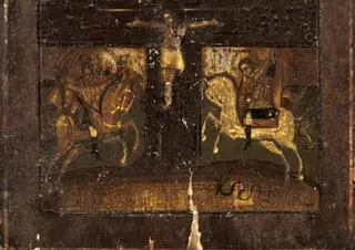 Răstignirea lui Iisus Hristos plasată pe un câmp central sub formă de cruce, împarte spațiul pictural în patru casete dreptunghiulare, Iisus Hristos răstignit pe crucea cu 6 brațe (specifică ortodoxiei ruse), cu un veșmânt alb în jurul mijlocului, ochii închiși, nimbul cu inscripțiile consacrate. Cele 4 casete conțin următoarele scene: Stânga sus Maica Domnului cu Pruncul tipul Kazanskaia. Este reprezentată până la piept, nu se văd mâinile. Are chipul îndurerat, privirea tristă, îndreptată în jos, capul ușor înclinat spre Prunc. Maforion negru. Iisus – Emanuel, binecuvintează cu dreapta, nimbul cruciger. Înveșmântat cu chiton verde și himation bej. Dreapta sus - Sf. Nicolae în veșminte de arhiereu, cărunt, cu barba rotundă și scurtă, capul descoperit. Înveșmântat cu sacos grena decorat cu șiruri de motive verticale de culoare galbenă, omofor verde cu cruci albe, binecuvântând cu mâna dreaptă, în stânga ținând Evanghelia închisă.; Stânga jos- Sf. Arh. Mihail, înaripat, purtând coroană, cu mantia în vânt, călare pe un cal roșu, de asemenea înaripat, în poziție cambrată. Dreapta jos - Sf. Gheorghe, oștean, călare pe un cal alb în poziție cambrată, înfigând, cu ambele mâini, sulița în gura balaurului, minimizat, redat schematic. Fondul: negru(scena centrală), scenele de sus: 3/4 grena, 1/4 foița metalică, nimburile cu linie discretă, la scenele de jos porțiune de relief redat printr-o zonă de brun care traversează spațiul cruciform și se continuă cu relief colinar în cele două casete. Chenarul marginal specific icoanelor tip krasnushka.Inscripții caligrafice cu negru.Vernis îmbătrânit, care acoperă inscripțiile., by Hugo Kołłątaj, 1850