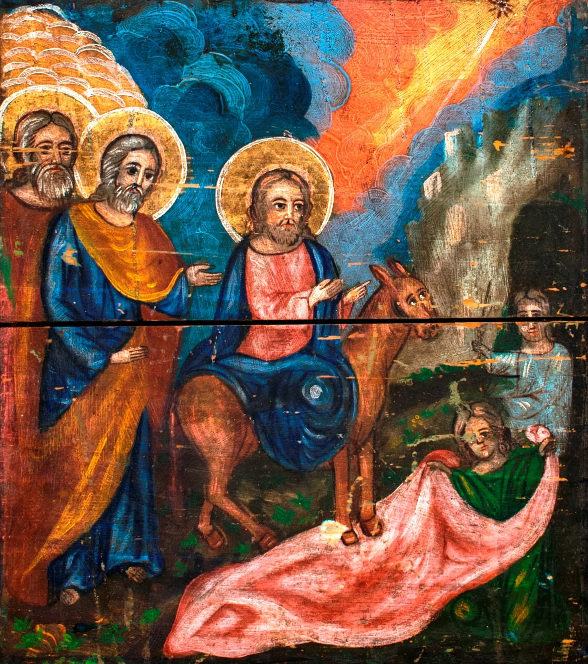 Pictura este deteriorată, din primul strat de pictură se observă puțin, pictura în ulei se pare că a adus modificări. În centrul compoziției Isus călare pe un asin cu capul întors, astfel încât i se văd ambii ochi. Isus ține mâinile întinse către mulțimea sugerată de două personaje care își așează veșmintele pe jos ca Mântuitorul să calce pe ele, în mâini având ramuri de finic. În spatele lui Isus vin ucenicii Săi, în frunte cu apostolul Petru și încă unul din apostoli, restul fiind sugerați într-un șir lung, din care se văd doar aureolele, mai multe decât numărul apostolilor. Norii învolburați despicați de lumina stelei pe un fond roșu, incandescent, nu sunt elemente specifice intrării în Ierusalim Părțile laterale indică faptul că icoana era asamblată într-un ancadrament. Intervenția cu culori de ulei se observă și în dârele de culoare neagră prelinse de pe latura de sus. Aceasta mai atestă faptul că intervenția s-a făcut când icoana era fixată într-o poziție verticală. Pe spate este aplicată o culoare roz., detail