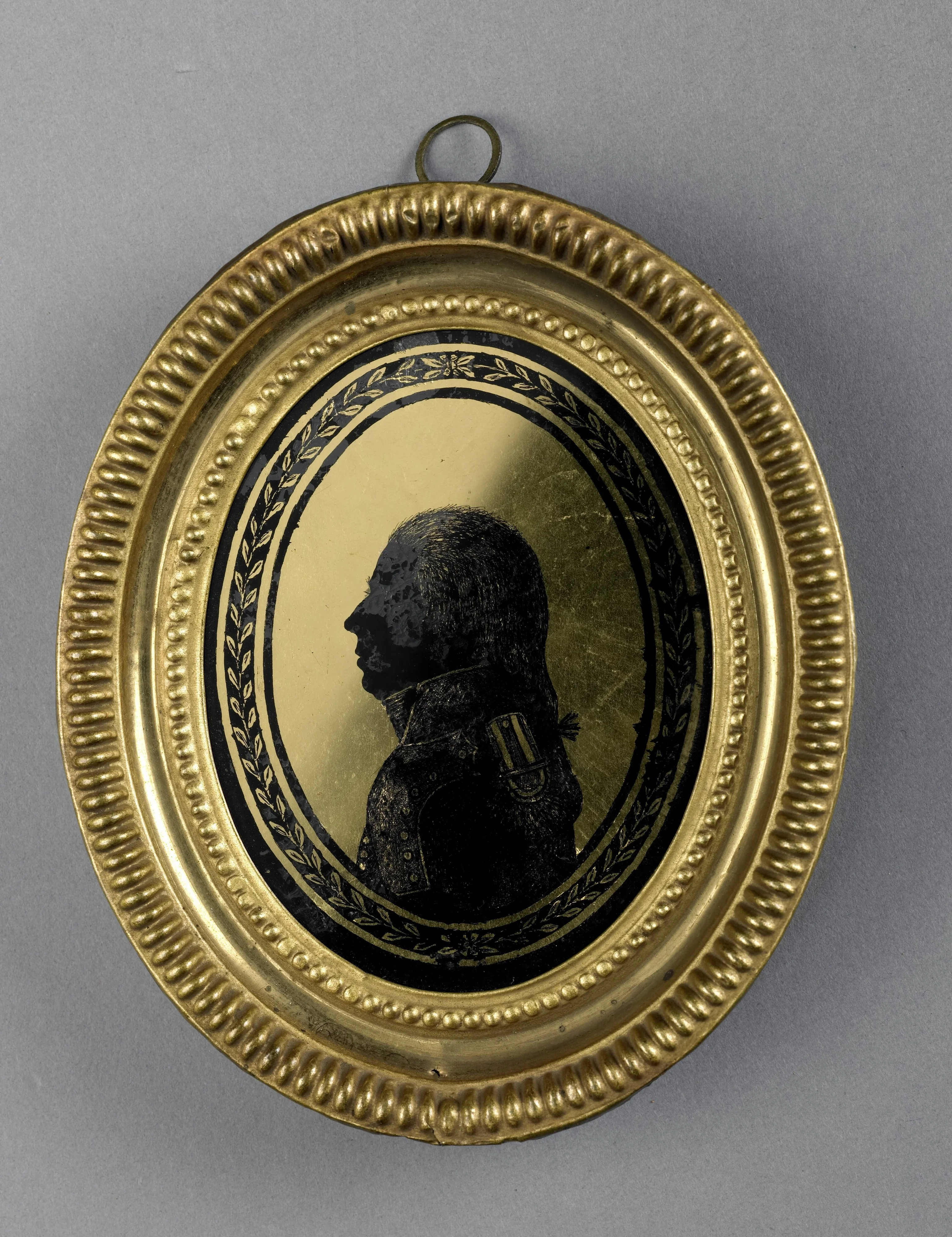 Silhouet portret van een man in officiersuniform, detail