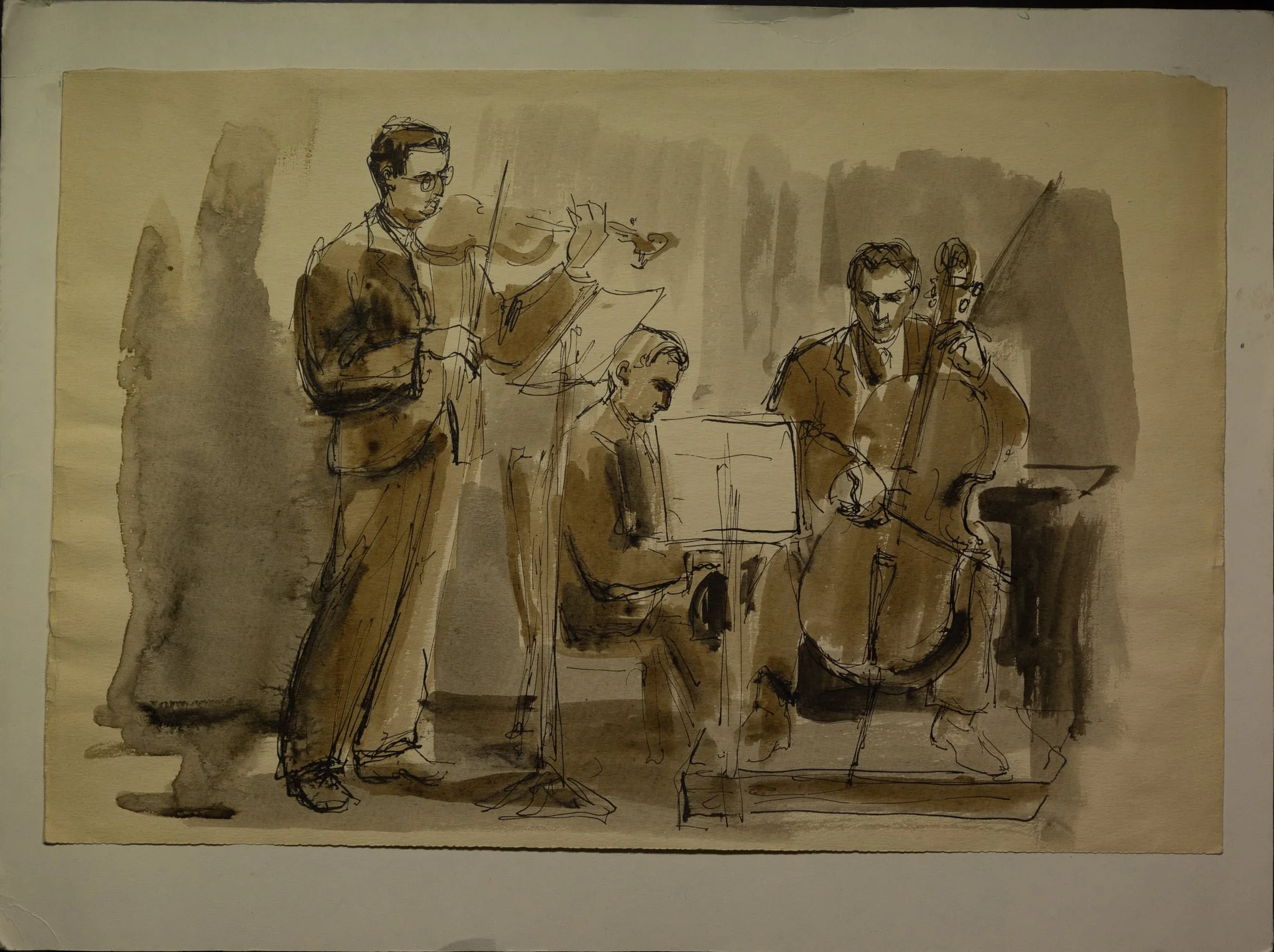 Desen în tuș și acuarelă redând o performanță muzicală a trioului compus din Valentin Gheorghiu (pian), Ștefan Gheorghiu (vioară) și Radu Aldulescu (violoncel). Lucia Cosmescu (1916-1969) a fost pictoriță și grafician român, Născută în Galați, a făcut studii de pictură la Academia de Arte Frumoase din București. A doua jumătate a sec. XX, detail
