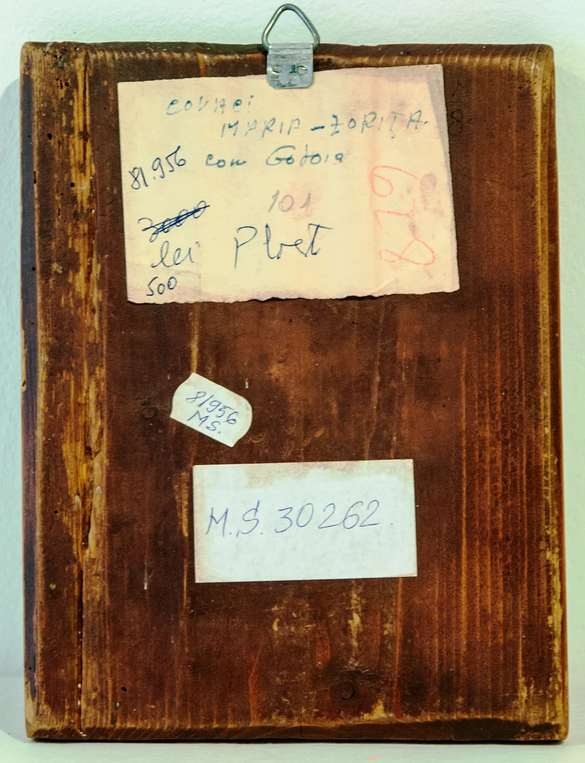 Scena Nașterii Mântuitorului este redată într-o tehnică destul de elevată, cu accente naive. În partea de sus se observă o repictare cu culori de ulei, care a acoperit inscripția inițială, tot în română. În prim plan, pe fondul unei peșteri sugerate în spațiul unei coline, este redat grupul format din Maica Domnului, Isus în centru și sfântul Iosif.Maica, în genunchi, cu mâinile încrucișate la piept, privește către pruncul Isus.Sf. Iosif de partea cealaltă ține pânza pe care este așezat Isus. Maria este înveșmântată cu maforion roșu cărămiziu cu falduri marcate cu linii fine, aurii. Stola albastră. Fața este rotundă, expresivă, bine proporționată.. Nimb acoperit cu foiță de aur, trasat cu un instrument, pe margine linie albă. Isus înfășat cu scutece albe, privește către Maria. Chipul ușor maturizat.Sfântul Iosif poartă un chiton albastru, incins la mijloc, și himation cafeniu. Pruncul este așezat într-o iesle înaltă, plină cu fân, în fundalul peșterii se văd capetele animalelelor din staul. Pe colina înverzită, în depărtare , doi dintre cei trei magi, în partea cealaltă, un păstor cu oile in jur. Linia orizontului redată într-o lumină de seară, cerul albastru, în partea de sus, median, steaua în 8 colțuri, într-un cearcăn artistic, cu nori luminați pe margine, își revarsă razele asupra Pruncului. Compoziția este echilibrată, realizată cu migală, se observă mâna unui zugrav experimentat. Accente de romantism.Chenar - linie cărămizie. Paleta cromatică este bogată, complexă, culorile nuanțate, vii. În partea de jos este datată 1870, d.4., probabil 4 decembrie. În partea de sus, pe spate, - inel pentru etalare. Stratul pictural prezintă mici crăpături., detail