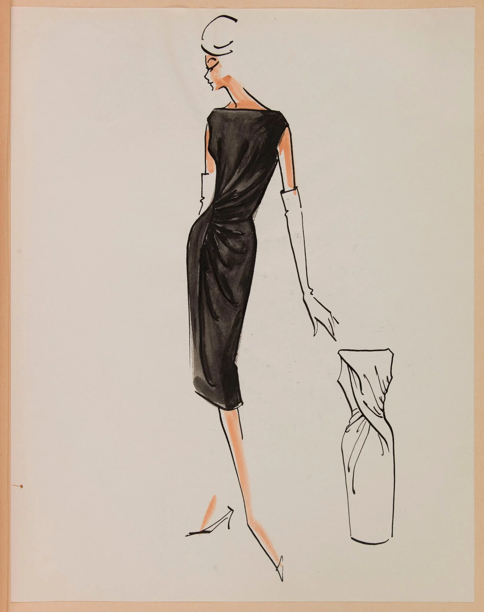 Robe noireà encolure bateau et plissée sur une hanche, detail
