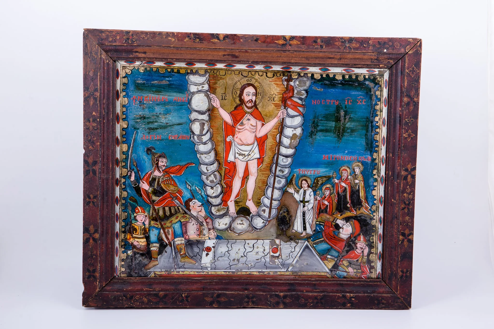 Învierea Domnului Iisus Hristos. Mântuitorul Iisus Hristos, ieșind din mormânt, Înviind, cu steagul biruinței în mâna stângă, zdrobește ușile iadului, cu mâna dreapta arătând și Binecuvântând. În stânga Mântuitorului este Îngerul Gavriil, care aducea Vestea Învierii Domnului. Îngerul a strigat…Vestea… și în urma lui vin cele trei femei mironosițe. Mântuitorul este înfășurat cu o mantie și roșie și o țesătură albă, în mijlocul coapselor și a mijlocului. Este pe o mandorlă de nouri albi, sugerându-se, astfel, deschiderea Cerurilor și poartă Lumina Învierii ca pe o mantie de aripi. Cei patru ostași adormiți sunt aruncați la marginea mormântului. Lateral dreapta Mântuitorului este sutașul Longhin, care a împuns Trupul Mântuitorului pe Cruce cu sulița în coastă, iar sângele și apa ce au izvorât au tămăduit ochii necredinței sutașului. Icoana aparține lui Savu Moga, din Arpașu de Sus, Țara Făgărașului. Are o cromatică vie: albastru regal, albastru ceruleum, roșu vermillon, roz, galben, roșu, roz, auriu. Inscripția în româno-chirilică se traduce Învierea Domnului Iisus Hristos Înviere Mironosițe Longhin sutașul., detail