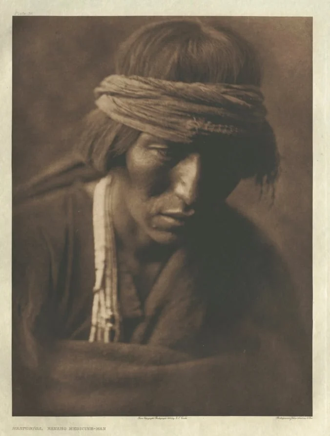 Portfolio I, Plate 35: Hastobíga-Navaho Medicine-Man, detail