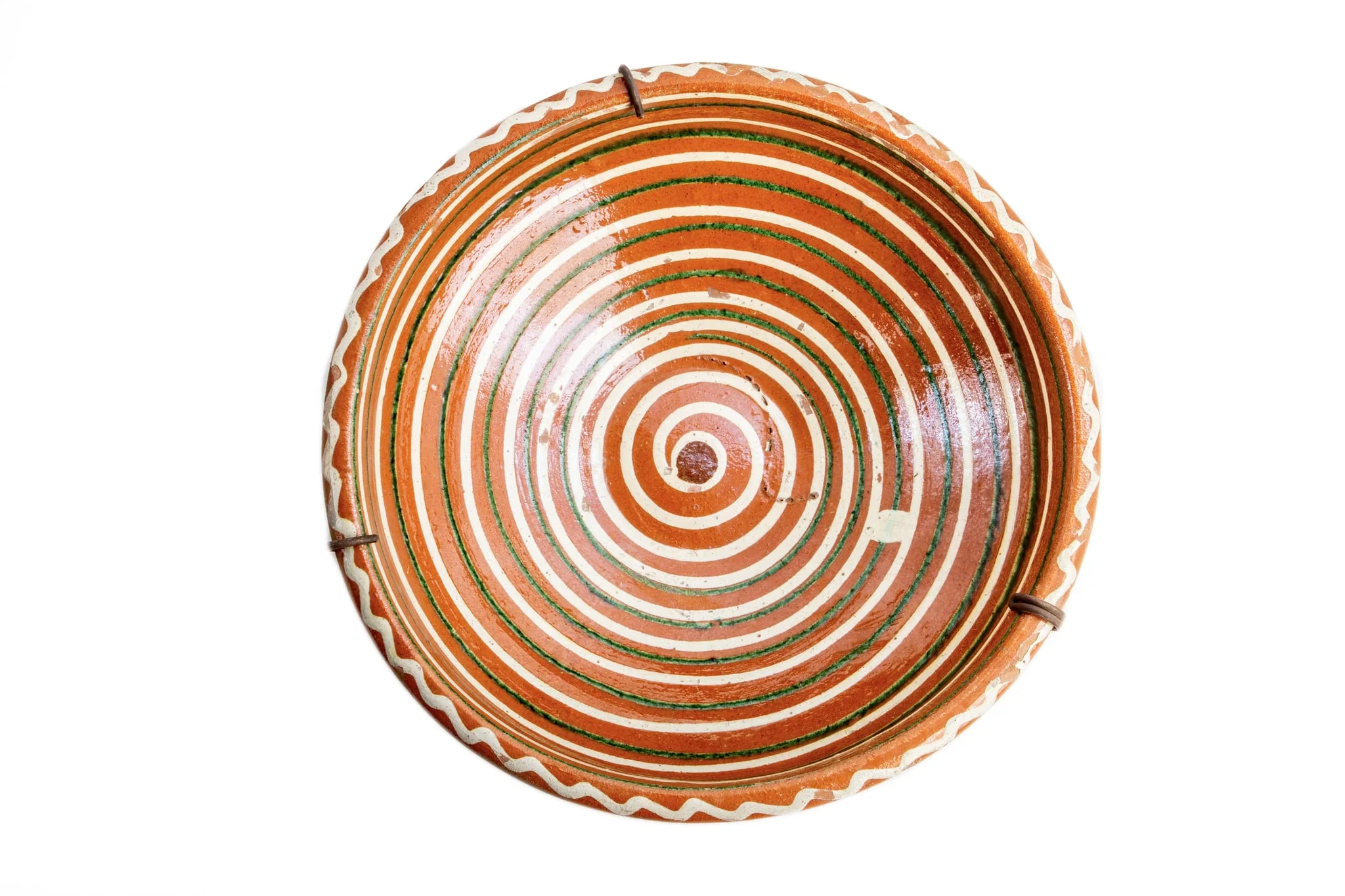 Formă tronconică; fond cărămiziu; decorul amplasat pe toată suprafața constă într-o spirală de culoare albă dublată discret de una de culoare verde. Buza vasului este decorată cu un val circular de culoare albă. Folosită la decorarea interiorului țărănesc în așa numita - cameră bună., detail