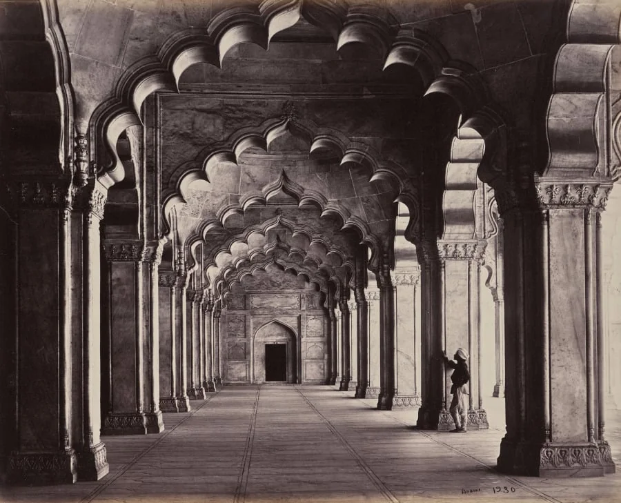 Agra. The Motee Hasjid in Pearl Mosque. View of the Entire Aisle, detail