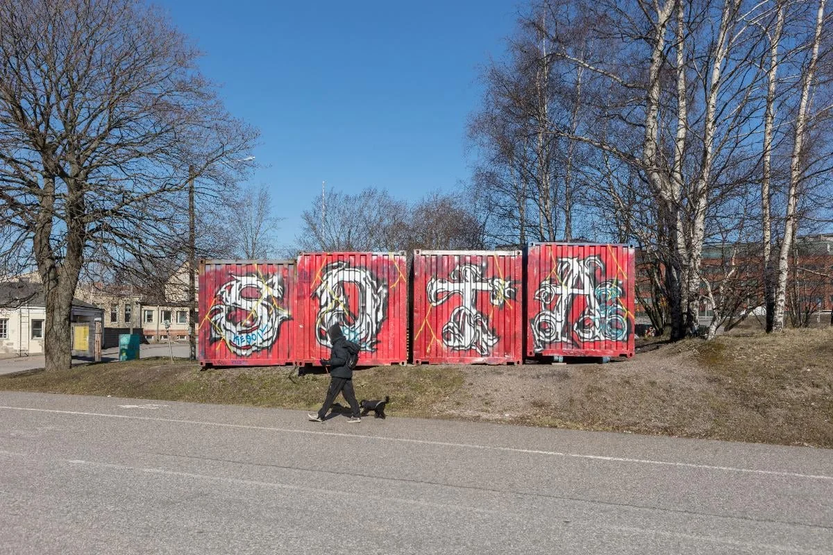 kontteihin tehty graffiti Suvilahdessa, detail