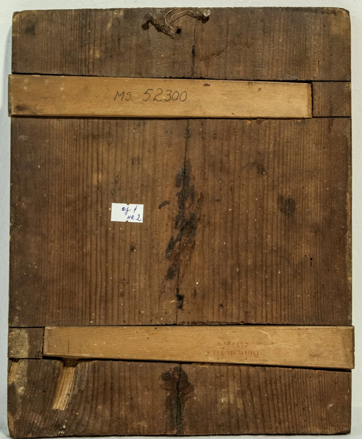 Răstignirea lui Iisus Hristos plasată pe un câmp central sub formă de cruce, împarte spațiul pictural în patru casete dreptunghiulare, Iisus Hristos răstignit pe crucea cu 6 brațe (specifică ortodoxiei ruse), cu un veșmânt alb în jurul mijlocului, ochii închișiNimbul cu inscripțiile consacrate. La baza crucii, sugerat dealul Golgota și craniul lui Adam. Pe latura de sus un nor cu inscripția XC Cele 4 casete conțin următoarele scene: Stânga sus Maica Domnului cu Pruncul tipul Kazanskaia. Este reprezentată până la piept, nu se văd mâinile. Capul ușor înclinat spre Prunc. Maforion roșu, pe frunte și pe umeri stelele Fecioriei, albe, discrete.Iisus – Emanuel, binecuvintează cu dreapta, nimbul cruciger. Chiton albastru și himationgalben. Dreapta sus - Sf. Nicolae în veșminte de arhiereu, cărunt, cu barba rotundă capul descoperit. Nu se văd mâinile.. Înveșmântat cu sacos roșu cu drapaj galben, omofor lat, închis la culoare. Stânga jos - Sf. Gheorghe, oștean, călare pe un cal alb în poziție cambrată.Înfige, cu ambele mâini, sulița în gura balaurului, redat aici ca un șarpe negru, subțire. În oglindă, sfântul mucenic Dimitrie, în veșminte identice, călare pe un cal negru, cu o suliță în mâini. Fondul: brun pentru scena centrală, scenele de sus: brun roșcat, cu o bandă îngustă, aurită sus, niburile cu linie albă, scenele de jos: inferior bandă brună, pământul cu galben, cerul - verde închis, nimburile galbene cu linie discretă, albă pe margine. Chenarul marginal specific icoanelor tip krasnushka.Inscripții caligrafice cu negru. Inscripții cu llitere negre, caligrafice la scenele de sus, alb central. Caracter popular, detail