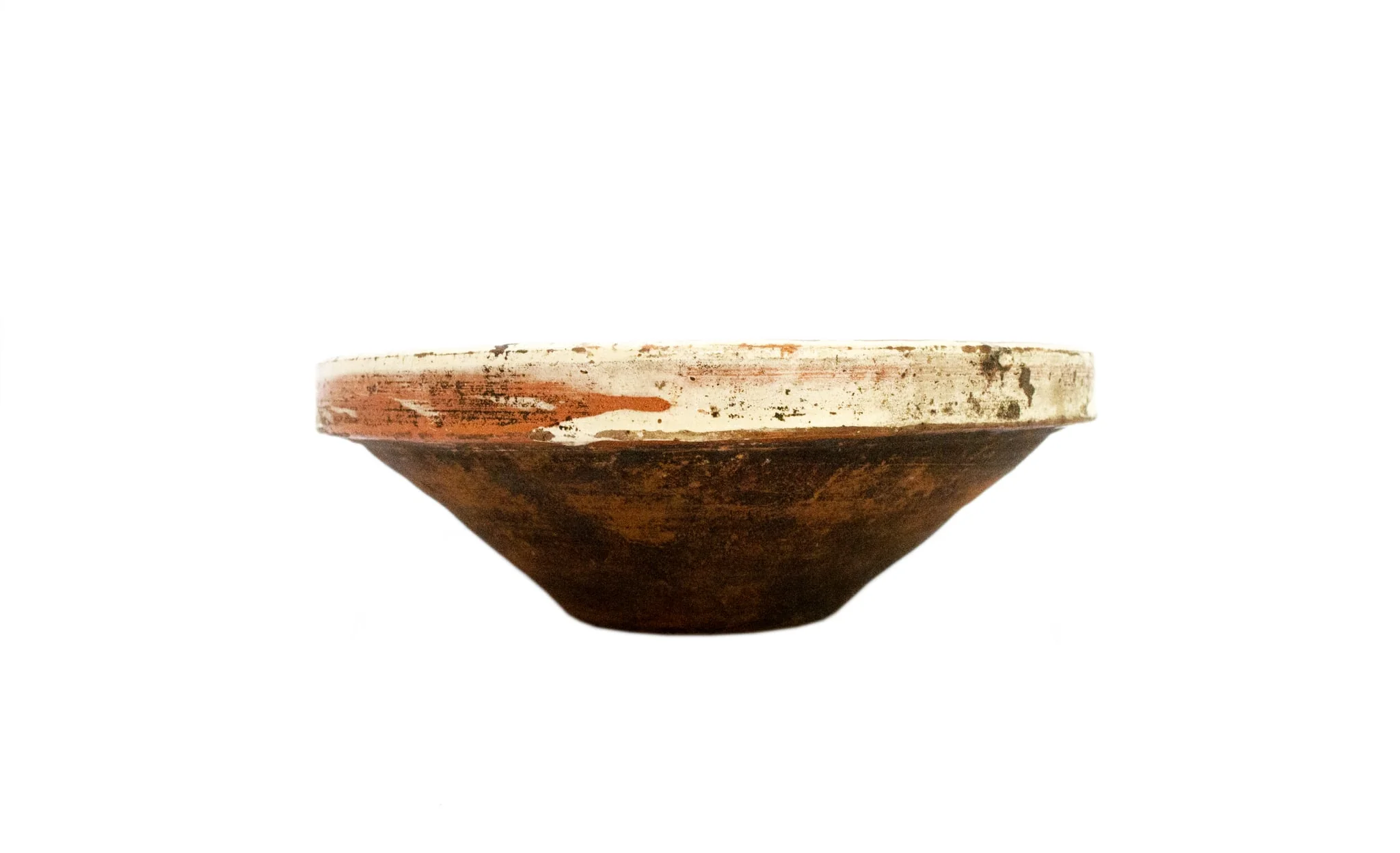 Strachină de formă tronconică, modelată la roată; decor geometrizat și naturalist realizat cu linii circulare de diferite mărimi alternând cu linii vălurite realizate cu pensonul; central prezintă un motiv fitomorf: floare realizat cu linii curbe și puncte de culoare; cromatică: fond alb dat de angobă, decor realizat cu verde și cărămiziu., detail