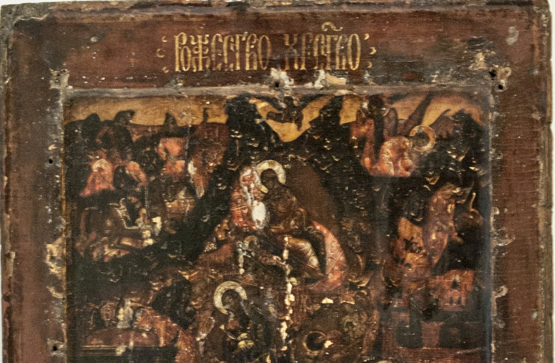 Scenă complexă, redată într-un spațiu pictural incavat, bordura înscriind-o în tipologia icoanelor de tip krashnuska. Scena centrală, nașterea Mântuitorului în peștera din Betleem completată narativ de secena închinării magilor și fuga în Egipt. Fecioara Maria pe un aștenut cu motive tradiționale, alături de Pruncul înfășat,. Un plan mai jos, scăldătoarea Pruncului, și Sfântul Iosif așezat, așezat, gânditor. Deasupra, pe fondul cerului luminat, steaua susținută de arhanghelul Gavriil își revarsă razele. În colțul din stânga sus, cei trei magi călări, urmând drumul indicat de steaua de la răsărit. În colțul drept îngeri vestind nașterea, mai jos un păstor cu oile. Scenele de jos sunt separate de zidurile cetății. În colțul stâng inferior Fecioara Maria pe tron, cu Pruncul în brațe, primind darurile celor trei magi. În dreapta este redată scena fugii în Egipt, Maica Domnului cu Pruncul pe un cal alb, în fața lor Iosif, Arhanghelul Gavriil ocrotindu-i. Scenele sunt redate miniatural, cu mare finețe. Chipurile și veșmintele foarte elaborate. Cromatica specifică icoanelor de acest tip, bordura roșiatică, restul compoziției - tonuri de pământ, brun-roșcat, roșu, galben, accentele de alb foarte fine. Icoana necesită restaurare., detail