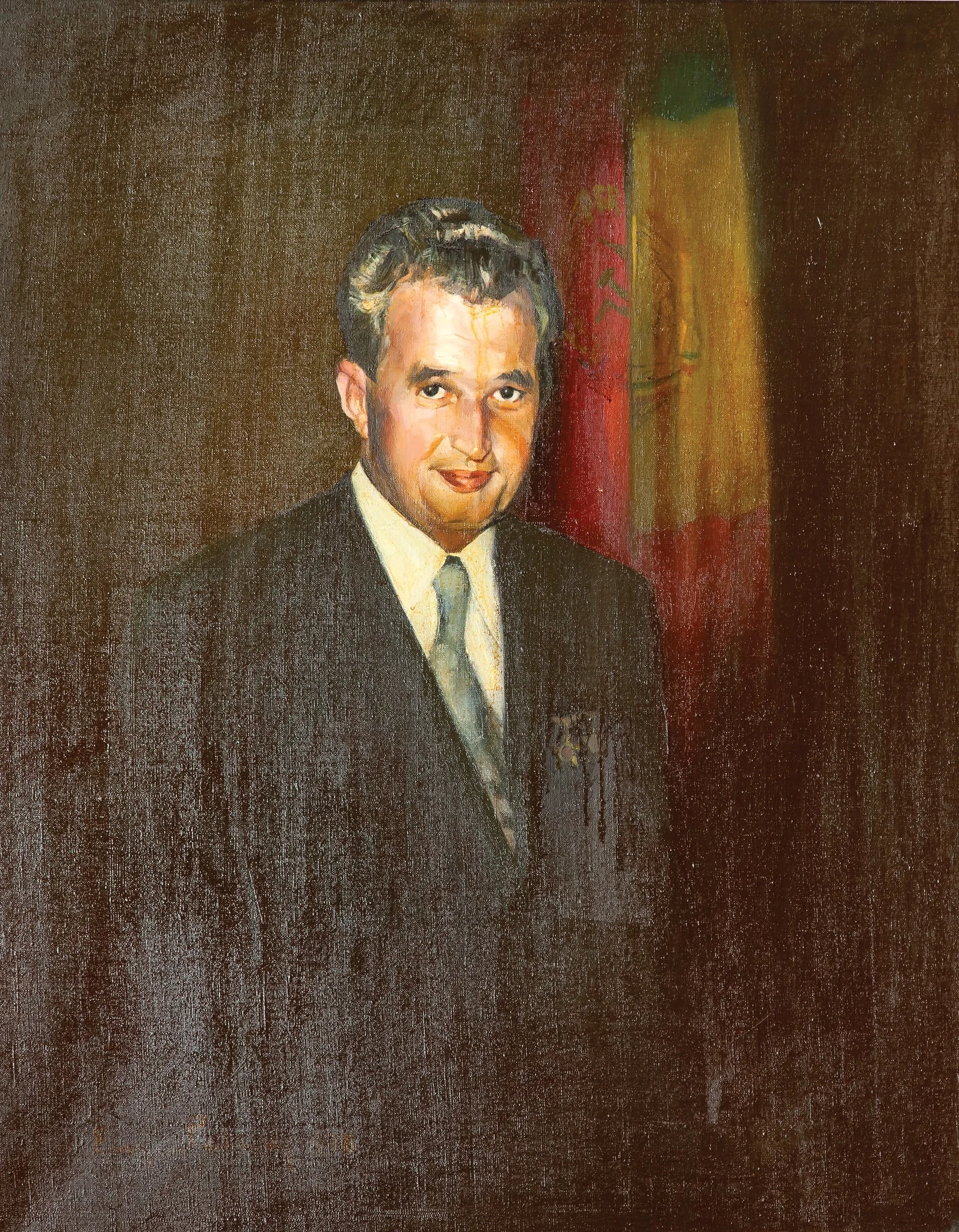 Tablou, ulei pe pânză, Portretul lui Nicolae Ceaușescu, nesemnat, atribiut lui Eugen Palade. Nicolae Ceaușescu cu două însemne de ”Erou al Republicii Socialiste România”, în spatele său steagul cu stema RSR și steagul PCR. Comandat și oferit de Ministerul de Interne, Direcția de Securitate și Gardă, 25 ianuarie 1978., detail