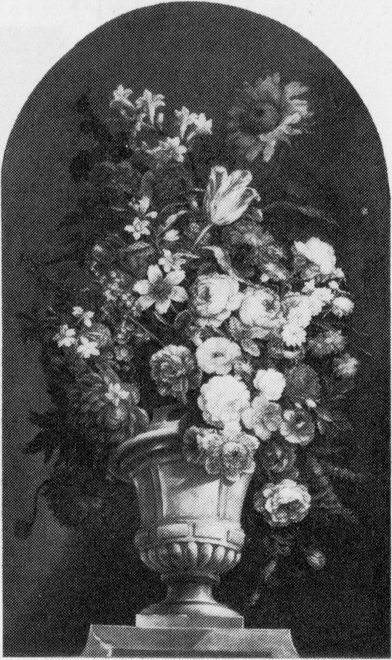 Schoorsteenstuk met bloemen in een vaas, detail