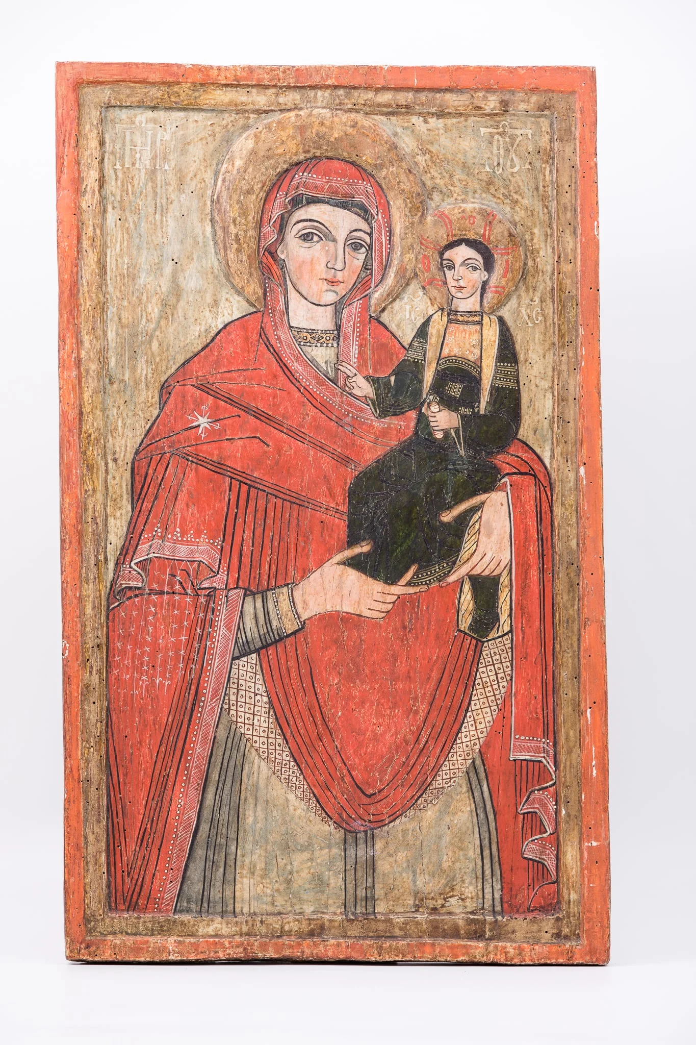 Icoana este de iconostas, icoană împărătească. Maica Domnului este Împărăteasă pe tron, ținând în brațe Pruncul Iisus Hristos care are în mâna stângă un hrisov înfășurat și Binecuvântează cu mâna dreaptă. Maica Domnului arată calea cu mâna dreaptă, deci este Hodighitria. Maica Domnului este înveșmântată în mantie cu maforion roșu vermillon cu interiorul căptușit cu bej-ocru și sacos crem-luminos, are aureolă reliefată aurie. Pruncul Iisus Hristos este înveșmântat în negru și auriu ocru-brun-bronziu, cu aureolă reliefată aurie. Veșmintele sunt ornamentate cu elemente decorative minuțioase albe, desenate cu rafinament, asemenea unui voal diafan de linii, cerculețe, romburi. Sacosul Maicii Domnului este o combinație armonioasă între olive și bej-crem. Veșmântul Pruncului Mântuitor este luminos-pictural, având o bordură de broderie fină aurie pe braț, altiță de cămășă tradițională. Fondul icoanei este luminos, olive-bronziu. Întreaga icoană este încadrată de un chenar reliefat auriu și roșu vermillon. Atmosfera este luminoasă și bizantină. Cromatica este armonioasă: roșu vermillon, ocru, crem, bej, olive, auriu, ocru-brun-bronziu. Inscripția din româno-chirilică se traduce MP Maica Domnului IC XC Iisus Hristos. Icoana este din Rășinari, Mărginimea Sibiului., detail