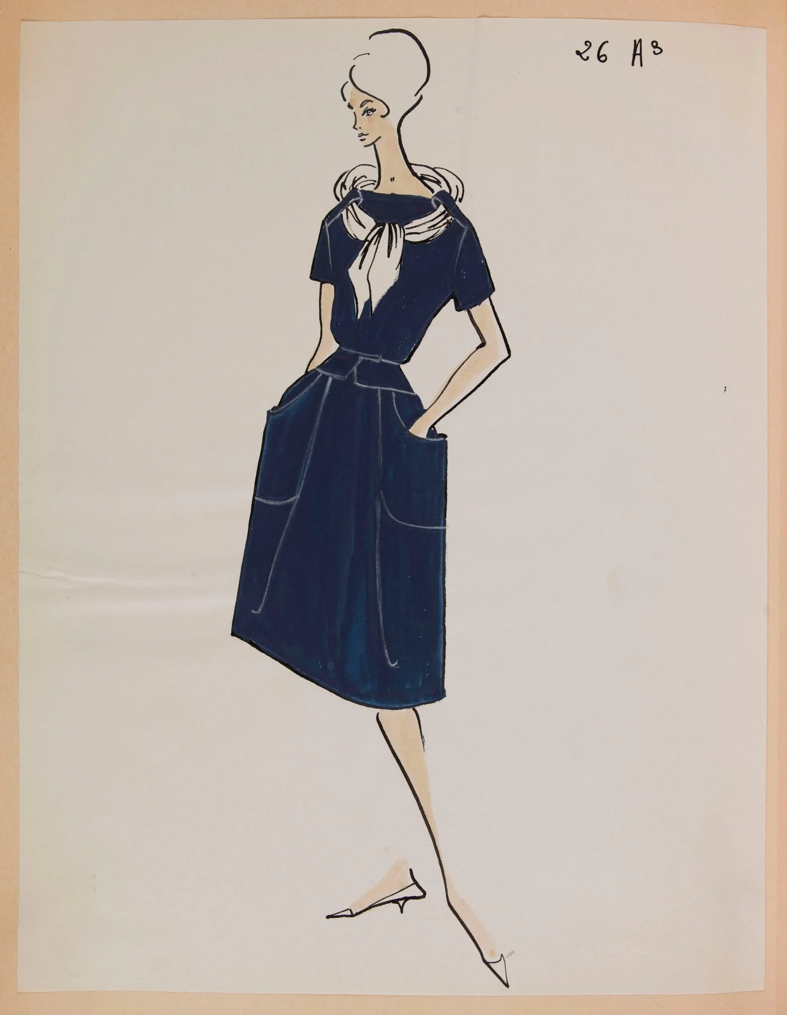 Robe bleu marine avec foulard tenu dans des passants, detail