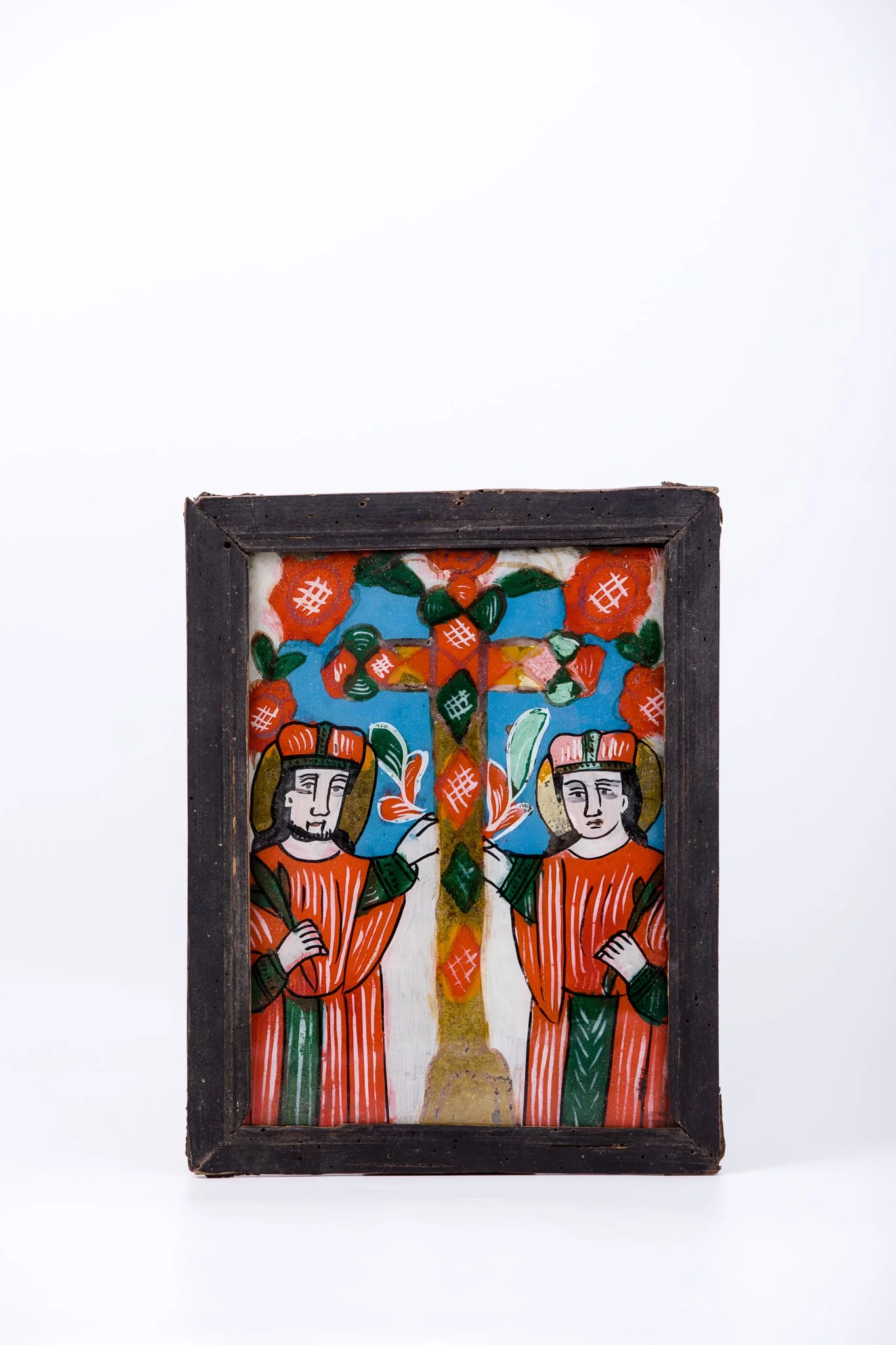 În centrul icoanei este Crucea aurie-bronzie, ornamentată cu elemente decorative romboidale, roșii și verzi, cu grilaj alb, susținută fiind de Sfinții Împărați întocmai cu apostolii. În dreapta crucii este Sfântul Împărat Constantin și în stânga este Împărăteasa Elena, mama sa. În spatele Crucii este un spațiu alb izvorâtor de lumină și două elemente vegetale, asemenea unor martori - îngeri păzitori. Crucea găsită este susținută cu bucurie de cei doi sfinți. Veșmintele Sfinților Constantin și Elena sunt într-o combinație de roșu vermillon și verde brad, alb fin-dungate. Spațiul alb de lumină duce gândul la Crucea de lumină apărută pe cer In hoc signo vinces - prin acest semn vei învinge. Icoana este bogat ornamentată de culoare, lumină și detalii semnificative, elemente decorative geometrizante - romburi și caroiaje albe. Fondul icoanei este cerul senin, albastru regal deschis. Întreaga compoziție este încadrată armonios de un chenar decorativ geometrizant și fitomorf, format din rujele de Nicula. Cromatica este armonioasă și senină: roșu vermillon, galben-ocru, albastru regal, verde brad, alb, negru. Icoana este de Nicula., detail