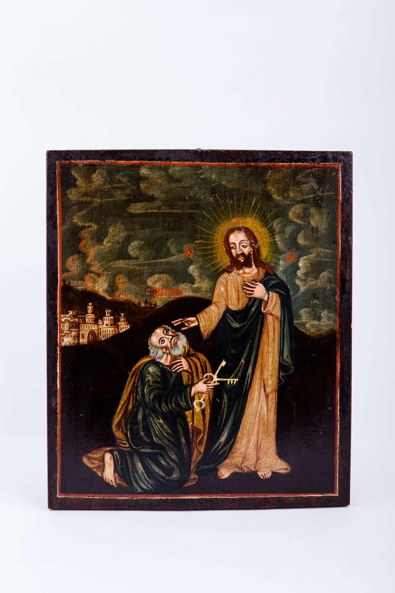 Mântuitorul Iisus Hristos, îmbrăcat în sacos lung galben-crem-bej, cu mantie verde, pe umăr, cu aureolă din raze de lumină, atinge cu mângâiere, ocrotire și Binecuvântare creștetul și umerii Sfântului Apostol Petru, care stă îngenuncheat în fața Domnului. Sfântul Petru este îmbrăcat în sacos verde, cu mantie galbenă-bronzie, primind cheile Împărăției Raiului. Simon Petru, fratele Sfântului Apostol Andrei, pescar evreu din Betsaida, este unul dintre primii discipoli ai Mântuitorului. Sfântul Petru a fost unul dintre cei mai apropiați ucenici și apostoli. În registrul superior, este cerul verde-kaki, cu nouri învolburați, cu striații mici roșii, ca de amurg. În registrul inferior sunt dealuri brune-cafenii, iar în registrul îndepărtat se văd zidurile caselor cetății Ierusalimului. Pictura este încadrată de un chenar liniar roșu-vermillon. Cromatica este autumnală, vernisată, barocă: brun-cafeniu, ocru, bej, crem, verde de China, negru. Inscripția din româno-chirilică se traduce IC XC Iisus Hristos Sf Petru., detail