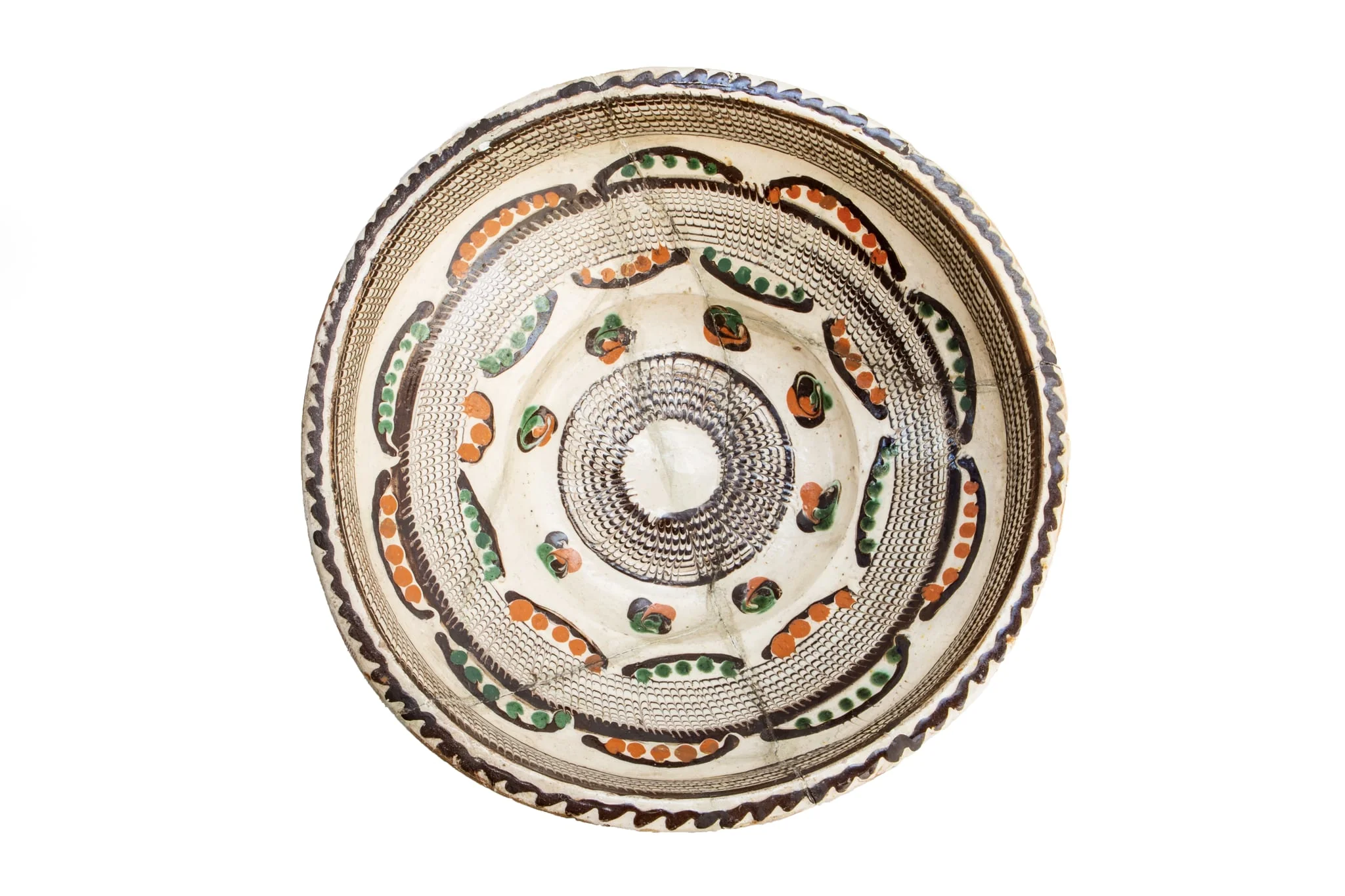 Formă tronconică; fond alb fildeșiu; pe fundul vasului este dispusă o bandă circulară lată decorată cu motivul specific centrului: pînza de păianjen - realizată prin tehnică jirăvirii cu gaița, încadrată de boboci de floare stilizați, colorați în verde și cărămiziu și linii ușor curbate care au interior puncte de culoare cărămizie, respectiv: verde. Pe umărul vasului este dispusă o altă bandă circulară jirăvită cu motivului pînzei de păianjen care prezintă în exterior linii curbe similare cu cele descrise mai sus. Întreaga compoziție sugerează un soare stilizat. Buza este decorată cu un val circular de culoare brună. Piesa reprezintă una dintre primele achiziții ale lui Alexandru Tzigara Samurcaș. Folosită la decorarea interiorului țărănesc în așa numita - cameră bună, detail
