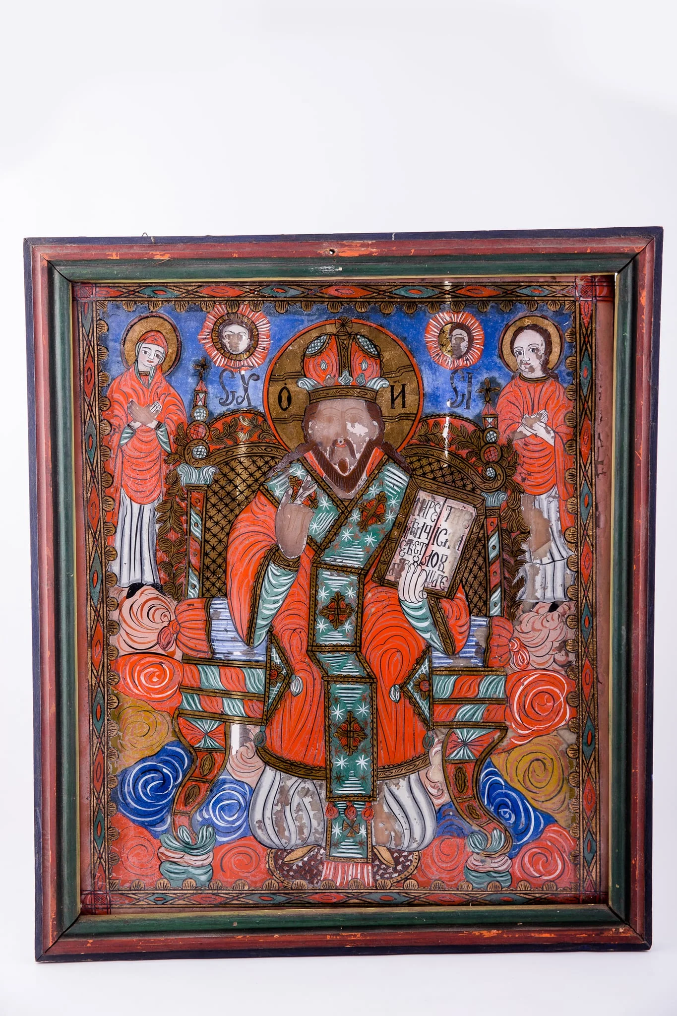 Deisis este o tematică fundamentală din iconografia bizantină, reprezentându-L pe Domnul Iisus Hristos în ipostasul de Mare Judecător, fiind Împărat pe Tron, având în dreapta pe Maica Domnului și în stânga pe Sfântul Ioan Botezătorul și Înaintemergătorul Domnului. Această tematică este nucleul Judecății De Apoi. Mântuitorul Iisus Hristos Mare Judecător are în mâna stângă Sfânta Evanghelie deschisă și cu mâna dreaptă binecuvintează. Are veșminte de culoare roșie vermillon-zmeuriu, cu epitrahil vernil, cu patru cruci brune-bronzii. Tronul arhieresc este bogat ornamentat cu elemente decorative geometrizante aurii, sugerând arhitectura unui palat, Împărăția Cerurilor într-o metaforă picturală. În registrul inferior este o multitudine de câmpuri ondulatorii și volute cromatice: Roșu, verde, albastru, galben-auriu. În registrul superior, înspre interiorul icoanei, pe fondul de albastru ceruleum al cerului sunt prezente elementele astrale: soarele și luna, alături de Sfântul Ioan Botezătorul și Maica Domnului. Întreaga tematică iconografică este încadrată de un chenar decorativ geometrizant auriu și bicromatic-roșu-verde smarald. Cromatica este armonioasă: roșu vermillon-zmeuriu, albastru ceruleum, galben-ocru, verde-smarald, albastru-turcoaz, alb, negru. Rama este colorată în roșu și verde. Icoana este de o frumusețe deosebită. După stilul picturii, desen și cromatică, compoziție și minuțiozitatea detaliului este o icoană a lui Matei Țimforea din Cârțișoara, Țara Făgărașului., detail