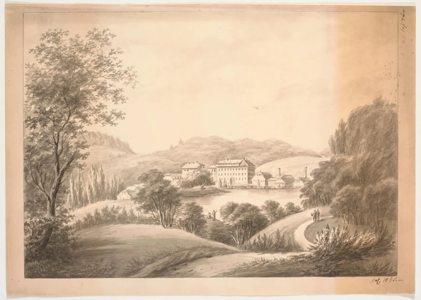 Flere tætliggende bygninger, bl.a. en hovedbygning og mindre huse med skorstene, ved vandløb eller sø, omgivet af træer og bakker, detail