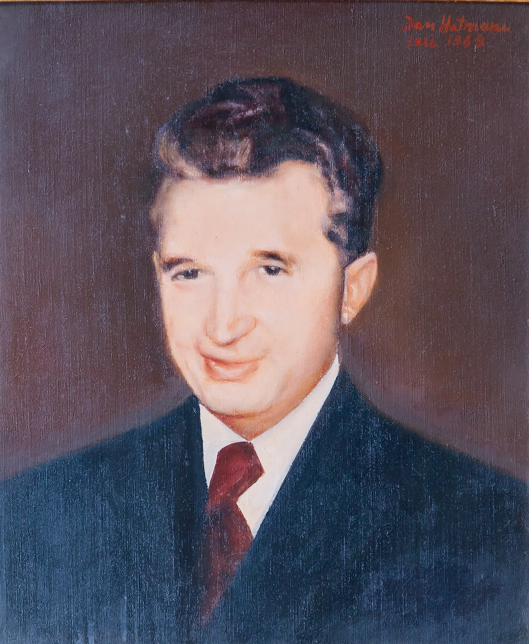 Tablou reprezentându-l pe Nicolae Ceaușescu, semnat Dan Hatmanu. Comandat de Comitetul Județean de Partid Iași și oferit cu ocazia zilei de naștere a președintelui RSR (ianuarie 1989)., detail