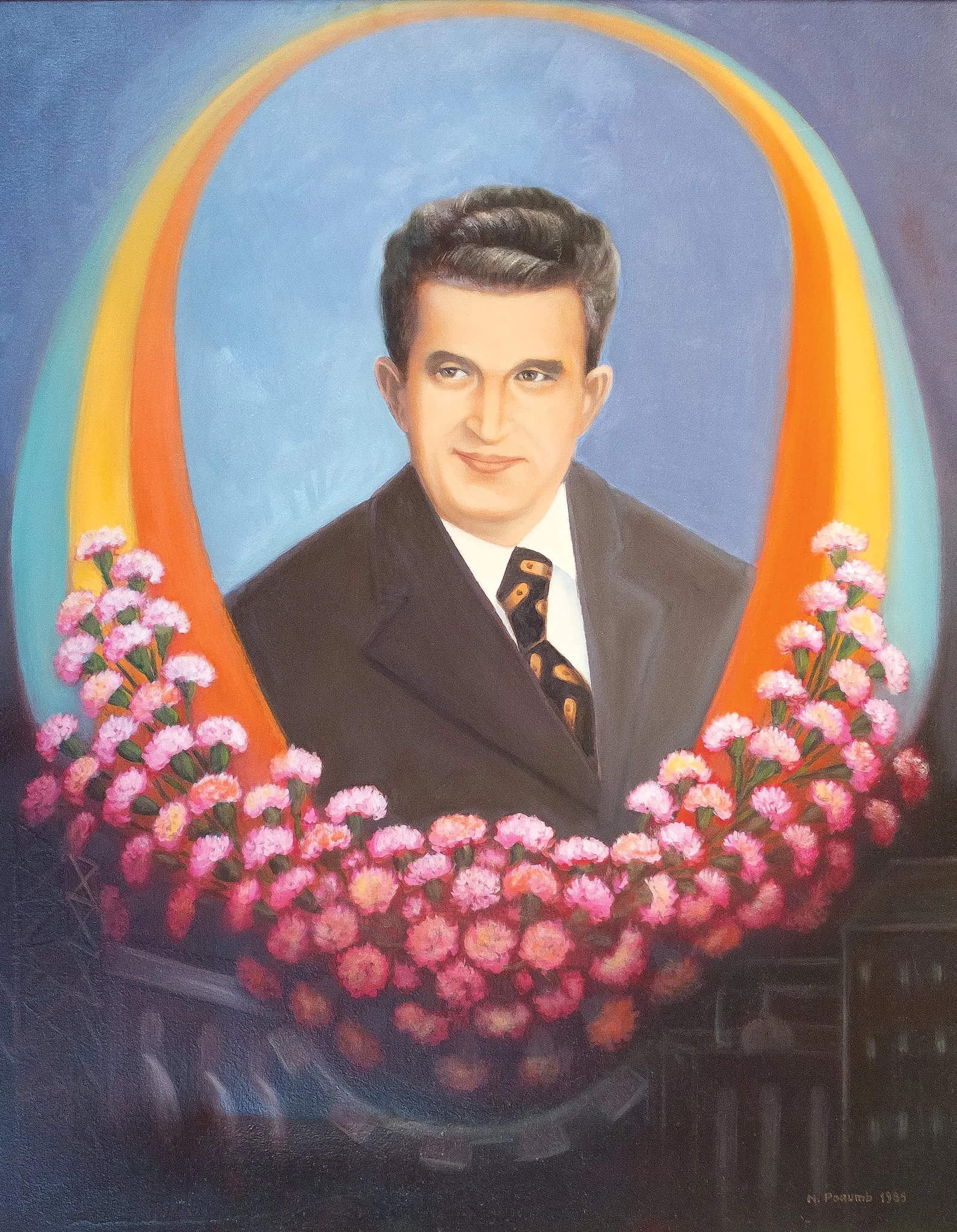Tablou „Omagiu” semnat N. Porumb și datat în partea dreaptă jos. Tabloul îl reprezintă pe Nicolae Ceaușescu cu tricolorul în spate sub formă de curcubeu; în partea de jos a tabloului o ”mare” de garoafe și realizările socialismului. Comandat de Comitetul Județean de Partid Sibiu și dăruit lui Nicolae Ceaușescu cu ocazia zilie de naștere (ianuarie 1989)., detail