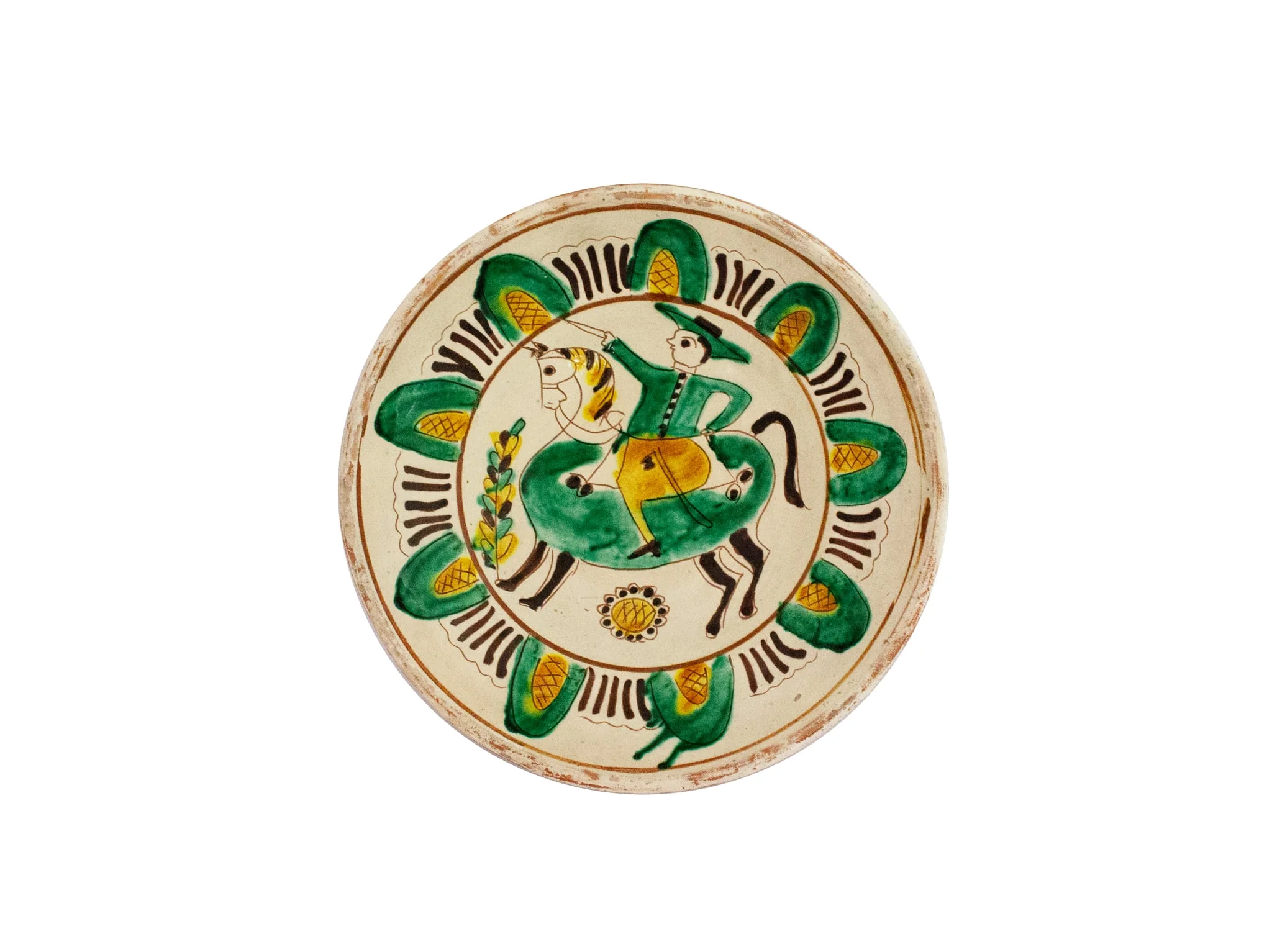 Strachină lucrată în manieră Kuty, de formă tronconică, modelată la roată; decor geometrizat și naturalist amplasat pe toată suprafața vasului organizat în două registre despărțite de linii circulare realizate cu cornul: central prezintă un motiv antropomorf: călăreț cu sabia în mână încălecat pe cal și motive fitomorfe: floarea soarelui și brăduț; spre marginea vasului un registru cu motive geometrice semiovoidale realizate cu linii curbe și hașuri, despărțite de grupuri de liniuțe; cromatică: fond alb dat de angobă, decor realizat cu verde, galben, brun și cărămiziu. Pe exterior este imprimată ștampila cu numele meșterului scris cu majusculă și caractere italice: Colibaba., detail