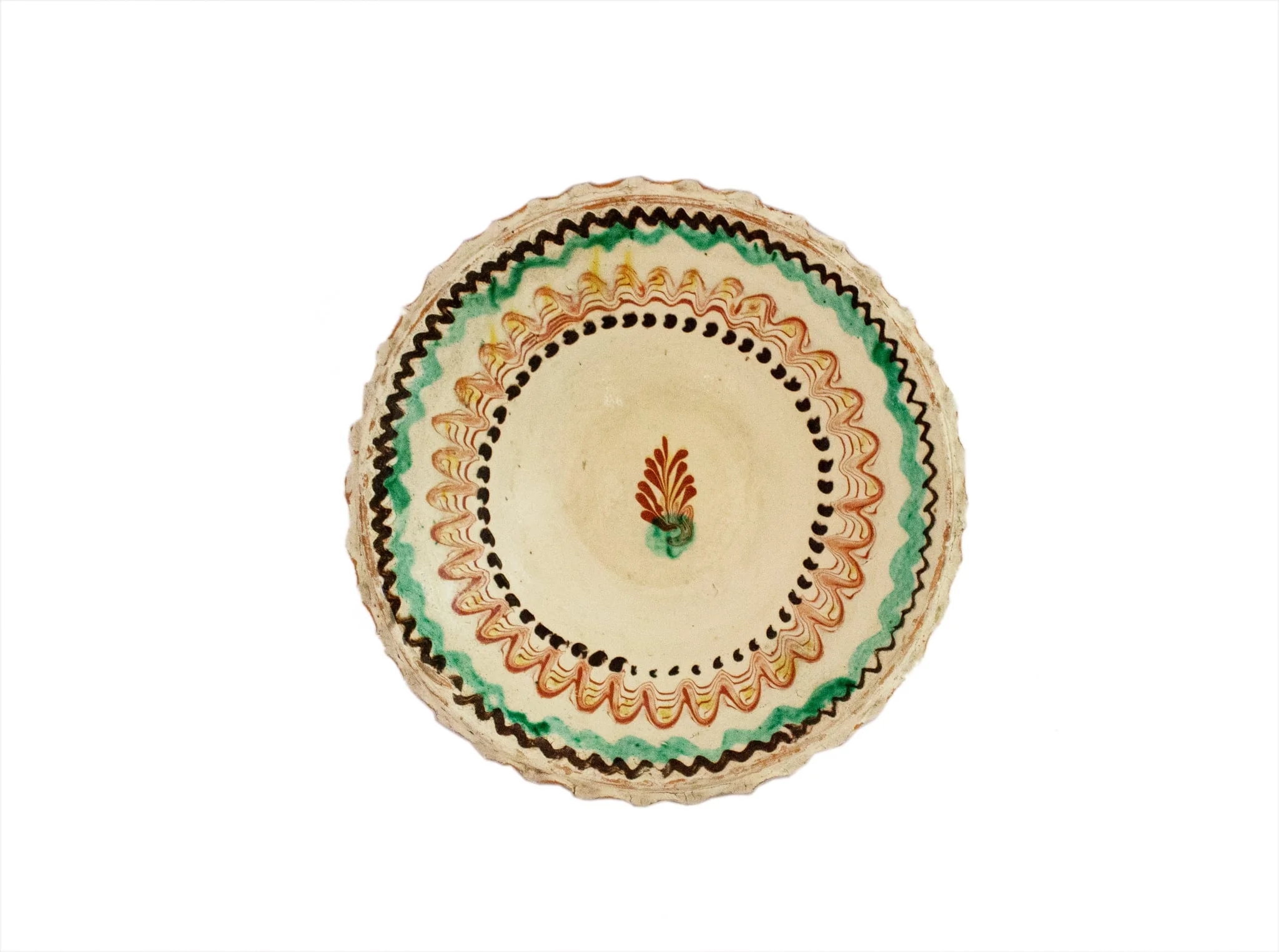 Strachină cu marginea zimțată, de formă tronconică, modelată la roată; decor geometrizant realizat cu linii circulare concentrice peste care sunt suprapuse linii curbe; spre centrul vasului decorul se continuă cu un șir de puncte de culoare, iar spre gura vasului decorul se termină cu două linii vălurite una pictată cu pensonul, cealaltă realizată cu cornul; central prezintă un motiv fitomorf: crenguța de brad; cromatică: fond alb, decor realizat cu verde, cărămiziu și brun. Pe exteriorul vasului este imprimată ștampila cu numele meșterului scris cu majuscule de tipar: COLIBABA., detail