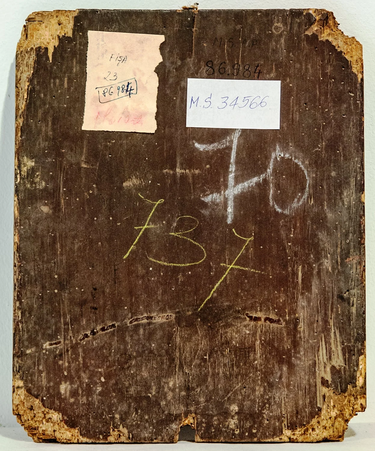Sfinții Vasile cel Mare și sf. Mucenic Haralambie, în picioare, înveșmântați ca arhierei, redați din ușor semiprofil.Sfântul Vasile este redat canonic, cu fruntea înaltă, barba castanie, lungă. Trăsăturile ușor butucănoase. Cu dreapta binecuvintează, în stânga ține o carte deschisă pe care este scris cu litere majuscule, roșii, textul citat. Este înveșmântat cu un sacos vernil cu motiv floral roșu, la poale și la mâneci cu o bandă lată, verde, epitrahil roșu pe care se vede crucea; stihar roșcat, de sub care se văd vârfurile încălțărilor cafenii. De mâna dreaptă îi atârnă bedernița, de aceeași culoare cu epitrahilul. În pandant sfântul Haralambie, cu părul și barba lungi, cărunte, binecuvintează cu dreapta, în stânga ține o cruce mică. Fruntea înaltă, privirea expresivă. Înveșmântat cu un sacos roșu, epitrahil verde și stihar cafeniu Peste acestea felon verde cu intradosul deschis la culoare. Poartă deasemenea bedernița. Pământul este redat în tonuri de brun, linia orizontului începe de jos, fondul este luminat în partea de jos, închis în cea de sus. Se pot observa influențe ale picturii neo academice. Lemnul icoanei este mâncat de cari la colțuri, crăpat în partea de jos; stratul pictural prezintă mici lacune și exfolieri., detail