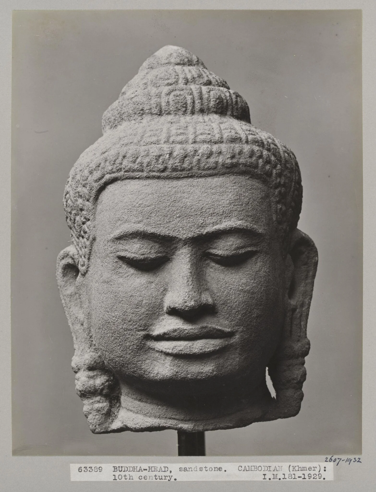 Cambodian Bayon style sandstone sculpture of head of Buddha, 10th century A.D., V&A Museum, London, detail