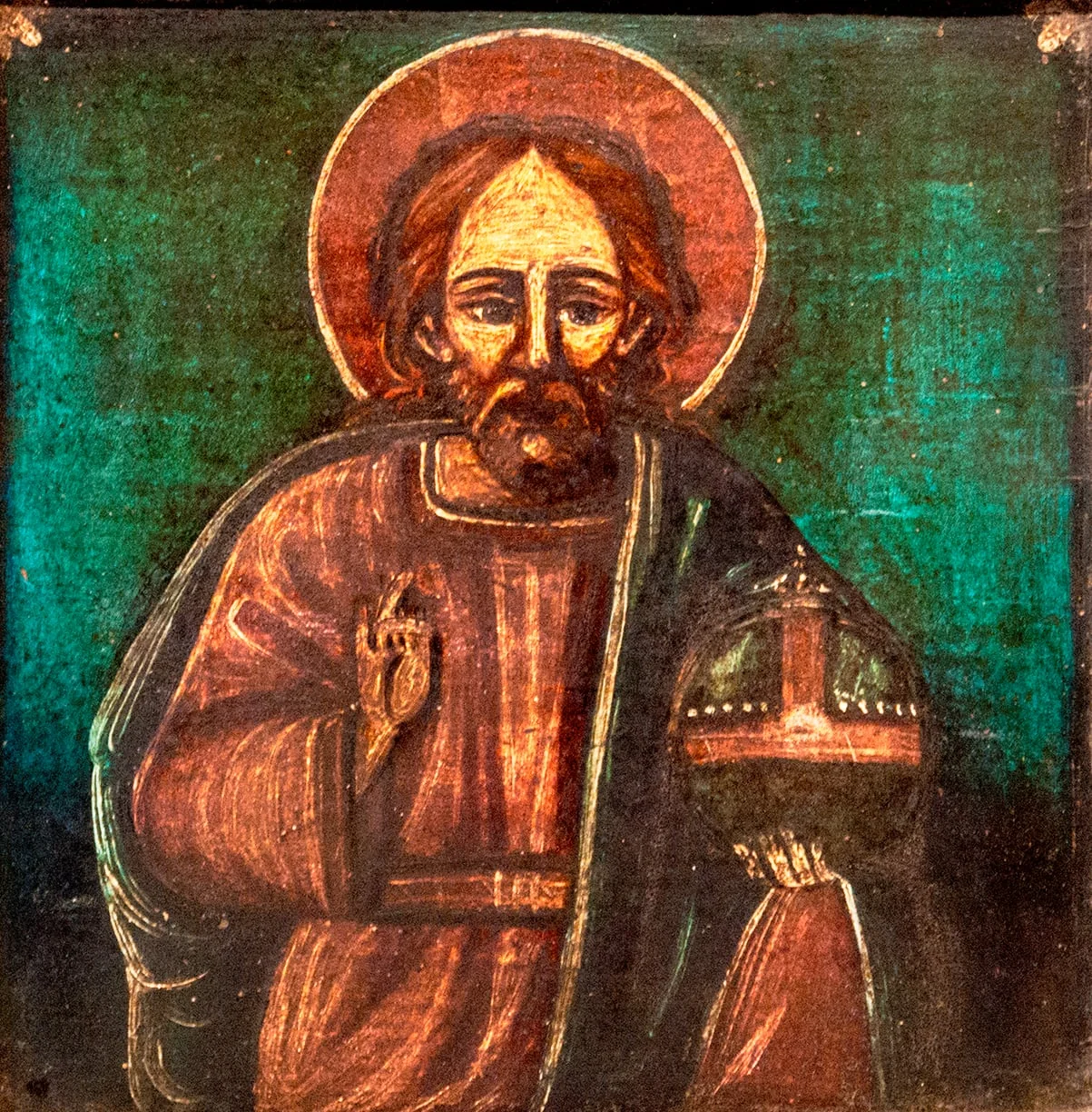 Icoana este pictată pe un suport de din lemn de brad, în latul fibrei. Isus Hristos(3/4) este reprezentat într-o manieră populară, cu tușe accentuate. În icoana lui Hristos Pantocrator aceste ține de obicei în mâna stângă cartea Evangheliilor, aici apare clobul cruciger, probabil pornind de la accepția de "atotțiitor". Privirea este îndreptată ușor lateral. Mâna dreaptă, cu care binecuvintează este subdimensionată. Trăsăturile feței sunt clare, picturale, ochii mari, conturați, cu arcadele evidențiate, sprâncenele conturate și arcuite, fruntea înaltă, părul dezordonat pieptănat cu cărare pe mijloc. Gâtul scurt. Nimb simplu cu o linie subțire, albă pe margine.. Înveșmântat sărăcăcios, cu un chiton cafeniu roșcat, încins cu un brâu îngust, pe umeri mantie simplă, verde, tivită cu alb. Fond verde intens, unitar. În colțurile de sus este sugerată câte o floare albă, mică, din trei elemente. Rama adăugată a fost inițial vopsită cu galben. Nu are sistem antitorsionare., detail