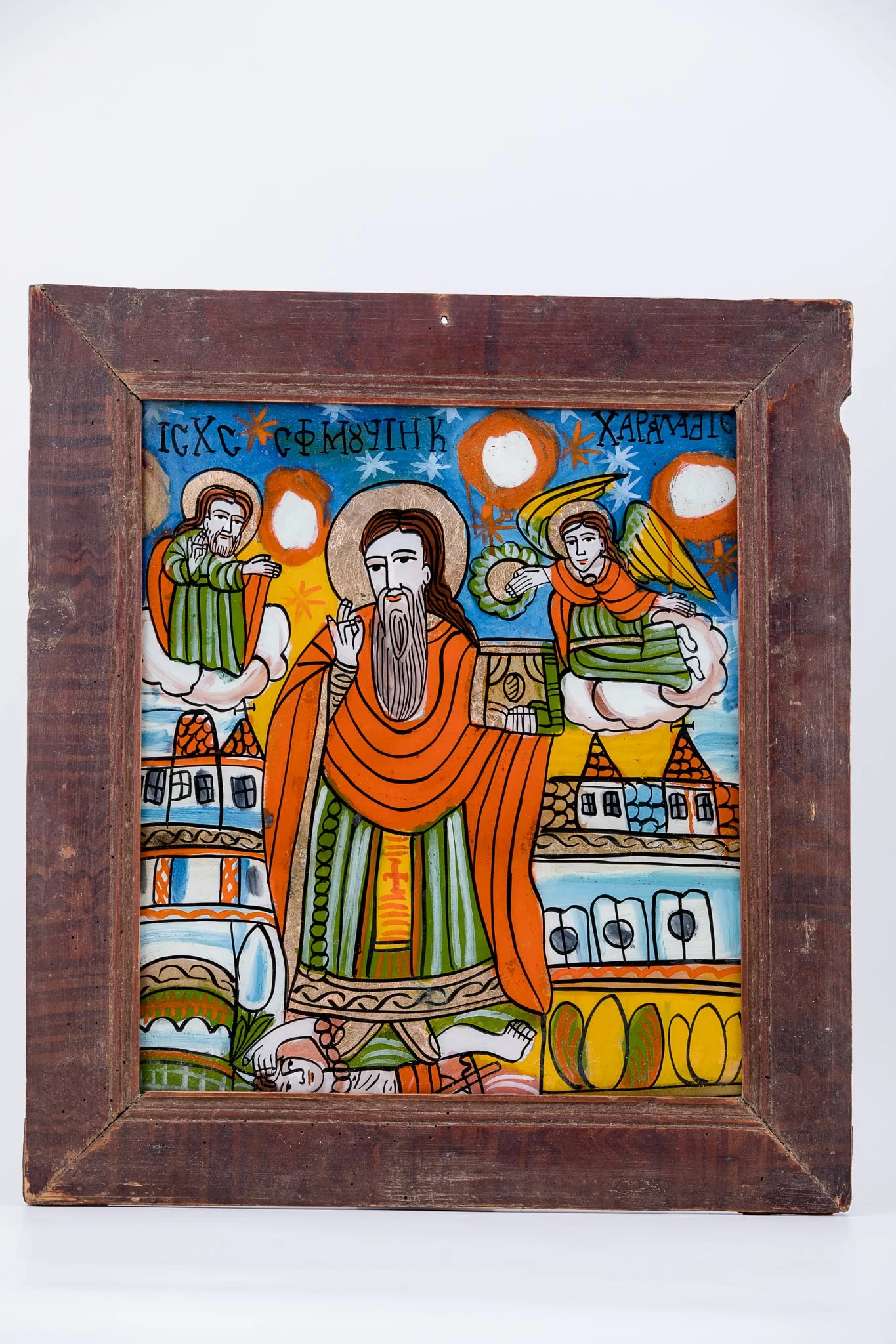Sfântul Mare Mucenic Haralambie, făcător-de-minuni, este cel mai bătrân mucenic din cei prăznuiți de creștini. Este cunoscut ca și făcător-de-minuni, vindecător de boli și ocrotitor al caselor familiilor creștine. Central este pictat Sfântul, îmbrăcat cu veșminte liturgice, arhierești, cu sacos verde-văratic, felon roșu vermillon și epitrahil galben, cu o cruce mică orange, cu aureolă. Fiind foarte bătrân, are barbă albă, lungă sură și părul șaten-castaniu lăsat pe umeri. În mâna stângă are Sfânta Evanghelie închisă și cu mâna dreaptă Binecuvântează, și ține în lanț ciuma, reprezentată antropomorfic. Ciuma, simbolizând boala incurabilă și moartea, are secera în mână și coarne de diavol, fiind, totodată și păcatul, patima, aducătoare de moartea duhovnicească. În registrul superior, în dreapta este Dumnezeu-Tatăl Binecuvântând, de pe o mandorlă de nouri albi-crem și în stânga sfântului ierarh, este un înger îngenuncheat pe un nor, cu aripile galbene, care așează cununa de mucenicie pe capul Sfântului Haralambie. În registrul inferior, este o alternanță de câmpuri galbene-verzi cu elemente florale de câmp, iar în registrul mediu sunt elemente de arhitectură. Fondul icoanei este cerul albastru regal cu steluțe albe-roșii, astfel creându-se o simetrie compozițională. Cromatica este armonioasă: albastru regal, cobalt, roșu vermillon, galben chihlimbar, verde văratic, brun, bej, crem, alb, negru se întrepătrunde estetic cu detaliile minuțioase ale desenului. Inscripția din româno-chirilică se traduce IC XC Iisus Hristos Sf Mucenic Haralambie. Icoana este din Țara Oltului, Șcheii Brașovului., detail