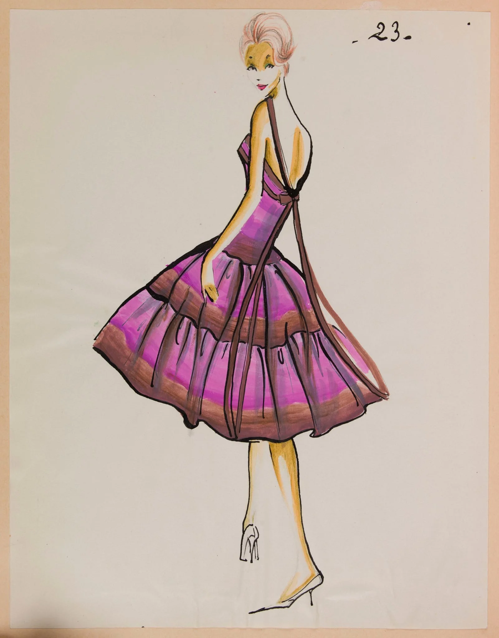 Robe dos nu violette à jupe à volants, detail