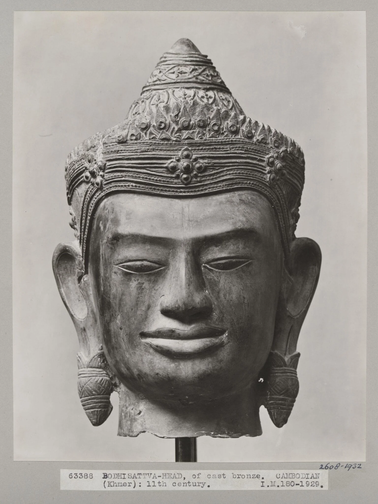 Cambodian bronze sculpture of head of Bodhisattva, 11th century A.D., V&A Museum, London, detail