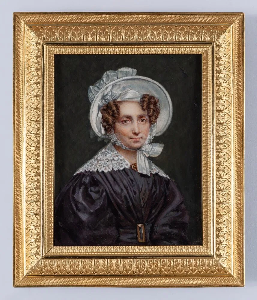 Porträtt av ung kvinna i en violett klänning med vit spetskrage, by Amélie Daubigny, unspecified, 1832