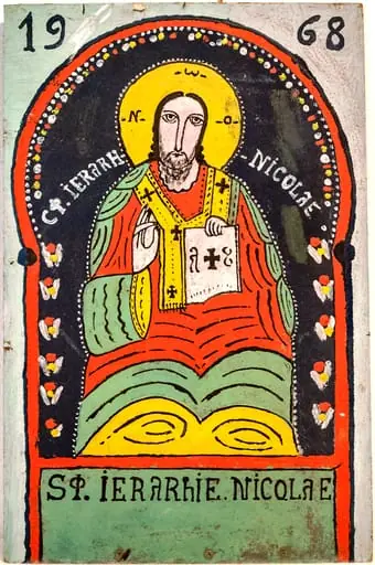 Icoana îl reprezintă pe Sfântul mare ierarh Nicolae pe tron, în veșminte de episcop, cu capul descoperit.În stânga ține Evanghelia, având însemnate literele grecești alfa și U(în loc de omega), care sunt caracteristice pentru Dumnezeu ("începutul și sfârșitul").Cu dreapta binecuvintează. Înfățișarea, părul lung, barba negre, însemnele de pe aureolă specifice nimbului cruciger arată că pictorul confundă reprezentarea sfântului Ierarh Nicolae cu cea a lui Isus Hristos. Singurul element care apare la primul este epitrahilul, veșmântul liturgic cel mai important de culoare galbenă, cu chenar dublu pe margini și cruci "patee", mai scurt decât de obicei, confuzie iarăși cu omophorul, care face parte din veșmintele arhierești. Pictura este naivă, chipul diform, totuși expresiv . Pentru veșminte meșterul folosește aceleași culori ca la celelalte icoane semnate de el aflate în colecția muzeului(roșu, vernil, galben), cu falduri trasate prin linii. Conturul personajului dublat de șiruri de puncte albe. Ancadramentul în formă de portal este inspirat din pictura rusă. Interiorul este pictat cu bleumarin, și șiruri de decorațiuni punctiforme și florale în alb, roșu și galben. Toată compoziția este încadrată de un chenar roșu, restul fundalului bleu vernil. În colțurile de sus este trecut anul 1968