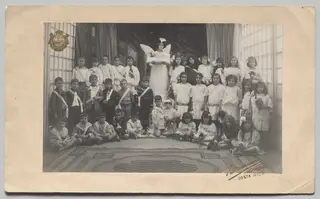Untitled (Semi-Circle of Children, Central Girl Dressed as an Angel Holding the Baby Jesus), by Andrés and Francisco Hernández, 1914