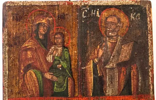 Icoana cu patru scene în care sunt reprezentați: Maica Domnului cu Pruncul(tipul Hodighitria), Sfântul Nicolae, sfântul Gheorghe, cuvioasa Paraschiva. Toți sunt redați 3/4, din semiprofil, pe un fond de culoare(galben) care servește și ca suport pentru pictură, la două casete peste acesta s-a aplicat albastru( fond la sf. Nicolae) și roșu (fond la Cuvioasa Paraschiva, continuat ca bandă de separație orizontală între registre.Pictura este ușor naivă și stângace, dar zugravul cunoștea canoanele picturi bizantine, chipurile sunt expresive, proporțiile respectate, se observă virtuozitate în realizarea faldurilor. Maica Domnului este înveșmântată cu maforion roșu deschis, drapaj galben, intradosul verde și stola bleumarin. Pruncul binecuvintează cu mâna dreaptă, în stânga ține un rotulus. Înveșmântat cu chiton alb și himation verde. Sfântul ierarh Nicolae binecuvintează cu dreapta în stânga ține Evanghelia. Are capul descoperit fruntea înaltă, barba și părul scurte. Sacos roșu cu drapaj galben, stihar bleumarin, epitrahil alb. Sfântul Gheorghe, tânăr, poartă o lorică argintie, tunică albastră, mantie roșii cu drapaj galben.. În dreapta ține o cruce, în stânga o lance.Cuvioasa Paraschiva poartă un maforion întunecat, tunică roșie cu drapaj galben și mâneci verzi.În dreapta ține o cruce mică, în stânga niște mătănii.Nimburile trasate cu o linie roșie. Chenar- bandă albă., by anonim