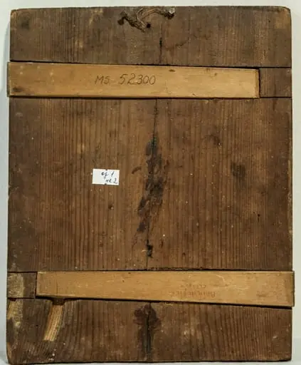 Răstignirea lui Iisus Hristos plasată pe un câmp central sub formă de cruce, împarte spațiul pictural în patru casete dreptunghiulare, Iisus Hristos răstignit pe crucea cu 6 brațe (specifică ortodoxiei ruse), cu un veșmânt alb în jurul mijlocului, ochii închișiNimbul cu inscripțiile consacrate. La baza crucii, sugerat dealul Golgota și craniul lui Adam. Pe latura de sus un nor cu inscripția XC Cele 4 casete conțin următoarele scene: Stânga sus Maica Domnului cu Pruncul tipul Kazanskaia. Este reprezentată până la piept, nu se văd mâinile. Capul ușor înclinat spre Prunc. Maforion roșu, pe frunte și pe umeri stelele Fecioriei, albe, discrete.Iisus – Emanuel, binecuvintează cu dreapta, nimbul cruciger. Chiton albastru și himationgalben. Dreapta sus - Sf. Nicolae în veșminte de arhiereu, cărunt, cu barba rotundă capul descoperit. Nu se văd mâinile.. Înveșmântat cu sacos roșu cu drapaj galben, omofor lat, închis la culoare. Stânga jos - Sf. Gheorghe, oștean, călare pe un cal alb în poziție cambrată.Înfige, cu ambele mâini, sulița în gura balaurului, redat aici ca un șarpe negru, subțire. În oglindă, sfântul mucenic Dimitrie, în veșminte identice, călare pe un cal negru, cu o suliță în mâini. Fondul: brun pentru scena centrală, scenele de sus: brun roșcat, cu o bandă îngustă, aurită sus, niburile cu linie albă, scenele de jos: inferior bandă brună, pământul cu galben, cerul - verde închis, nimburile galbene cu linie discretă, albă pe margine. Chenarul marginal specific icoanelor tip krasnushka.Inscripții caligrafice cu negru. Inscripții cu llitere negre, caligrafice la scenele de sus, alb central. Caracter popular, by anonim
