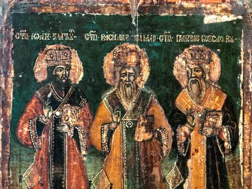 Tema icoanei este "Sfinții trei ierarhi, Vasile, Grigorie, și Ioan". Ordinea din icoană este, de la stânga la dreapta : Ioan Gură de aur(Zlotul), Vasile cel Mare și Grigore Teologul(Bogoslovul).Cei trei sfinți sunt pictați în picioare, Sf. Ioan și Grigorie ușor întorși către Sf Vasile plasat central. Redați în veșminte arhierești, cu însemne episcopale. Pe cap toți poartă mitră împodobită cu pietre scumpe, în mâna stângă țin Evanghelia iar cu dreapta binecuvintează prin atingerea degetului inelar de cel mare.De mâna dreaptă le atârnă bedernița, un veșmânt arhieresc în formă de romb. Reprezentarea celor trei respectă în mare indicațiile Erminiei, ceea ce arată că zugravul o studiase; Doar Sfântul Ioan este redat cu părul și barba negre, ceea ce nu corespunde descrierilor. Veșmintele sunt destul de simple, Sacosurile de culori diferite(roșu cărămiziu, galben ocru, brun închis) au în parte de jos o bordură lată, aurită decorată cu motive geometrice. Peste acestea este așezat omoforul mare, simplu, cu chenar pe margine . La gât poartă câte un engolpion rotund.În partea de jos se vede capătul epitrahilului deasemenea decorat cu motive geometrice și franjuri, așezat peste stihar. Aureolele sunt realizate cu foiță,delimitate de o linie albă, fină. Trăsăturile sunt foarte fine, cu aceent pe detalii, ceea ce denotă un iconar cu experiență și probabil școală. Proporțiile sunt respectate paleta cromatică dominată de culori calde valorate prin contraste cu culorile complementare și nuanțe. Fondul este realizat într-o trecere treptată, de la o culoare mai deschisă în partea de jos la un verde-albastru sus, ceea ce scoate în evidență figurile celor trei. Scrisul este caligrafic, foarte fin și ordonat, realizat cu o linie fină de culoare albă. Chenar dublu, roșu la exterior, auriu la interior. Icoana prezintă crăpături și lacune pe margine., by anonim